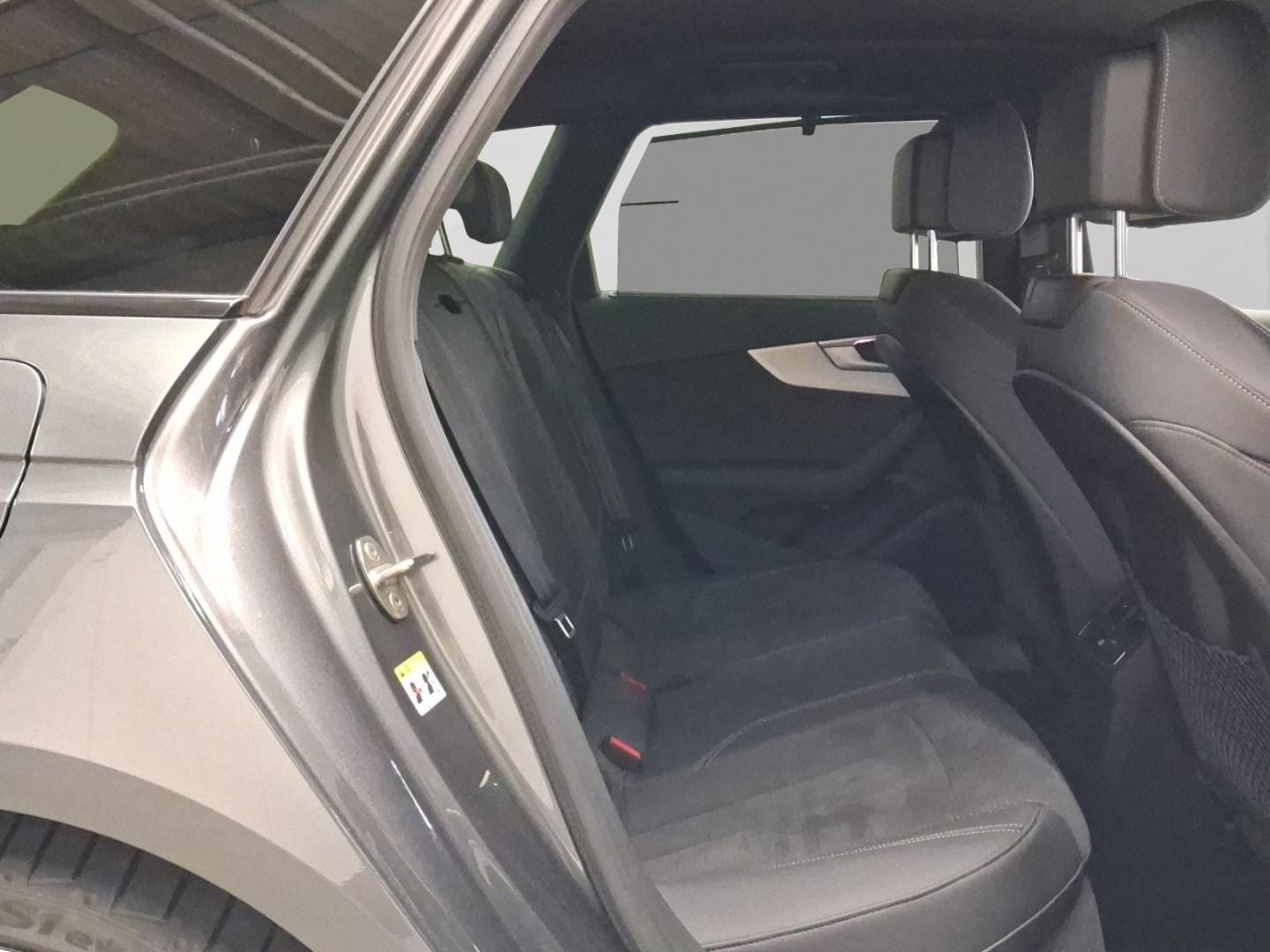 Bild über Audi A4 Avant S line 40 TFSI quattro S tronic - für weitere Informationen kontaktieren Sie den Audi Partner