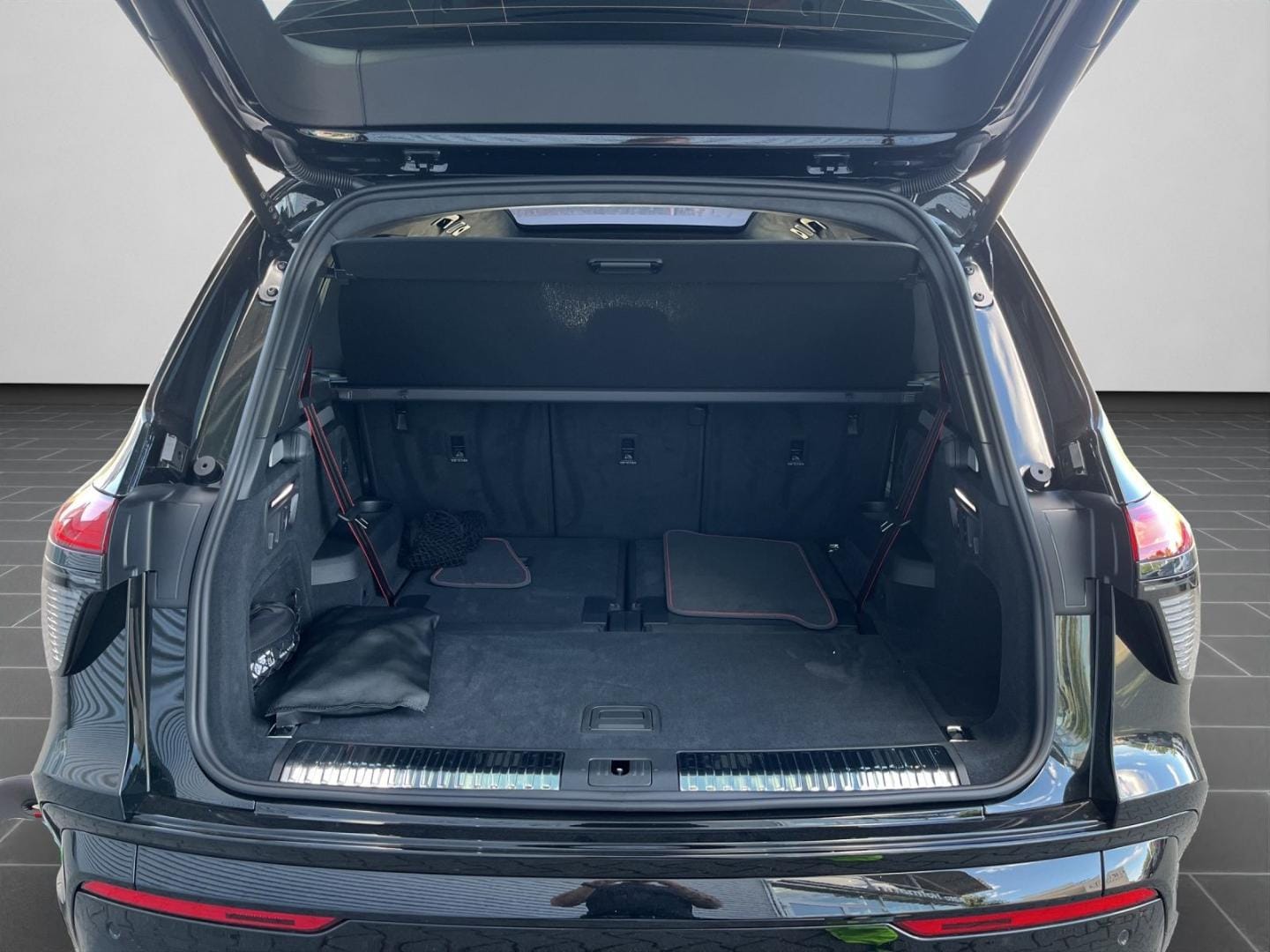 Bild über Audi Q7 SUV TDI quattro 220 kW tiptronic - für weitere Informationen kontaktieren Sie den Audi Partner