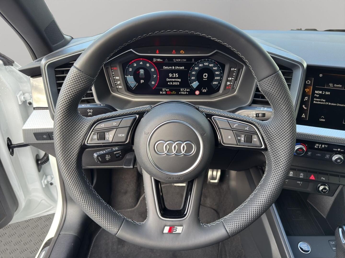 Bild über Audi A1 Sportback S line 35 TFSI S tronic - für weitere Informationen kontaktieren Sie den Audi Partner