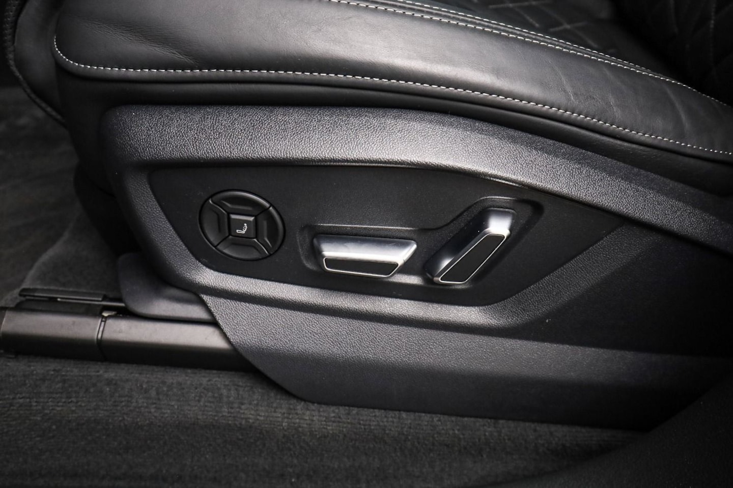Bild über Audi SQ8 SUV TFSI quattro tiptronic - für weitere Informationen kontaktieren Sie den Audi Partner