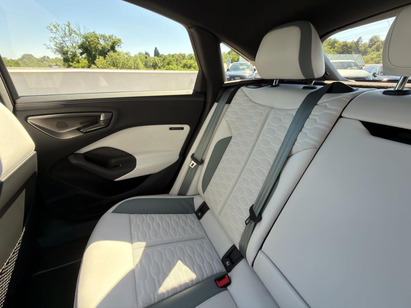 Bild über Audi RS 5 Limousine TFSI quattro 470 kW tiptronic - für weitere Informationen kontaktieren Sie den Audi Partner