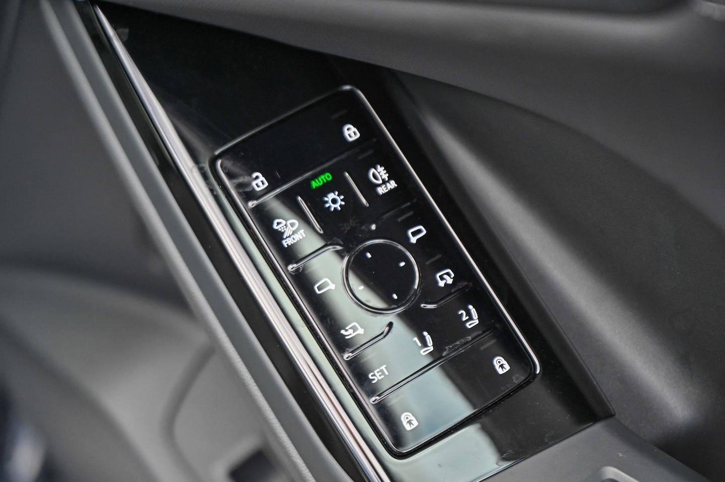 Image about Audi Q6 SUV e-tron e-tron quattro