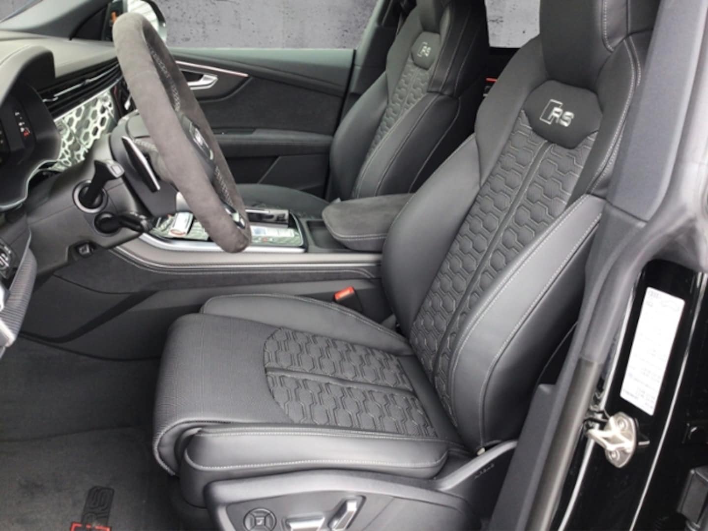 Bild über Audi RS Q8 SUV TFSI quattro 471 kW tiptronic - für weitere Informationen kontaktieren Sie den Audi Partner