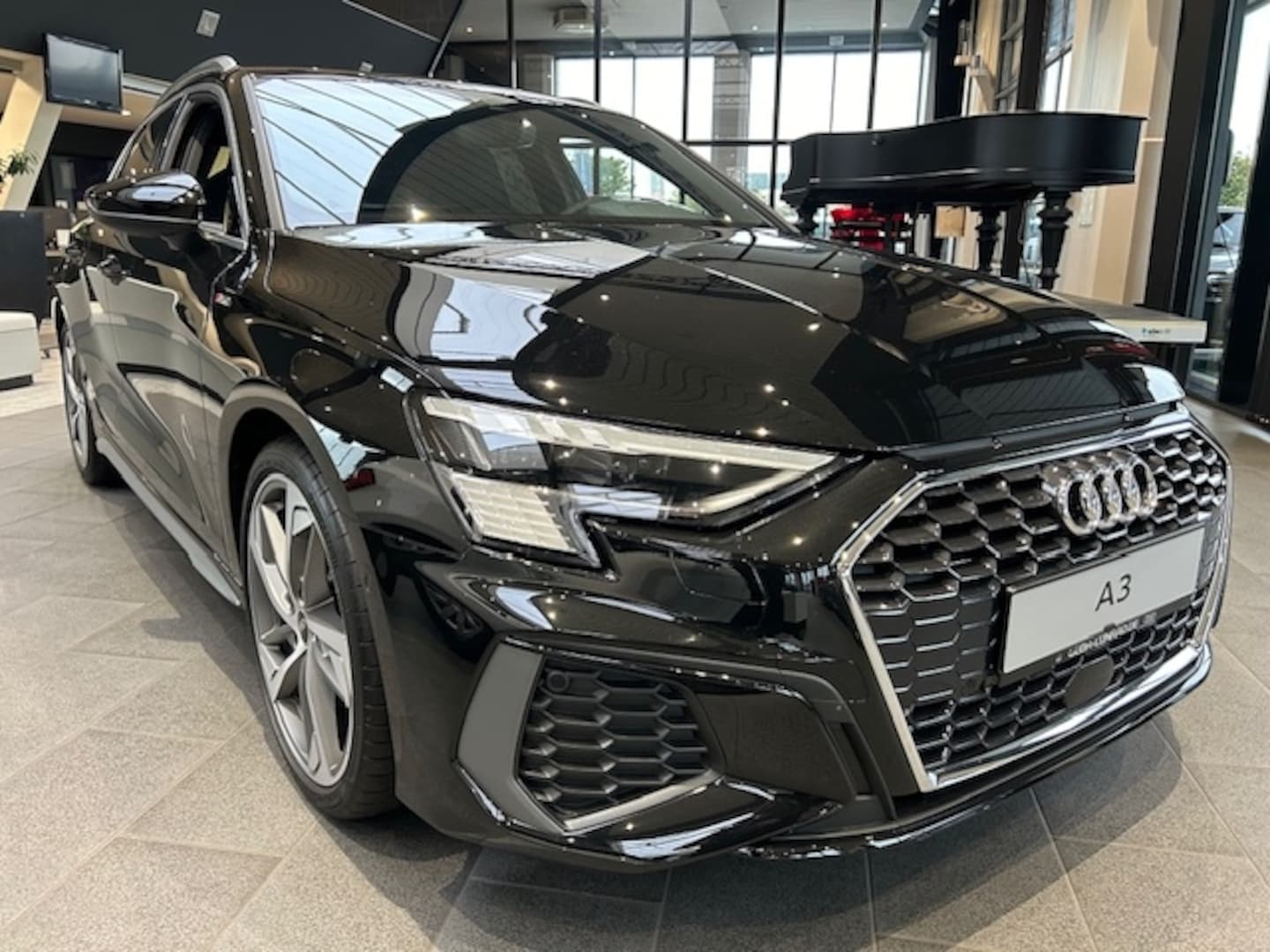 Bild über Audi A3 Sportback S line 35 TDI S tronic - für weitere Informationen kontaktieren Sie den Audi Partner