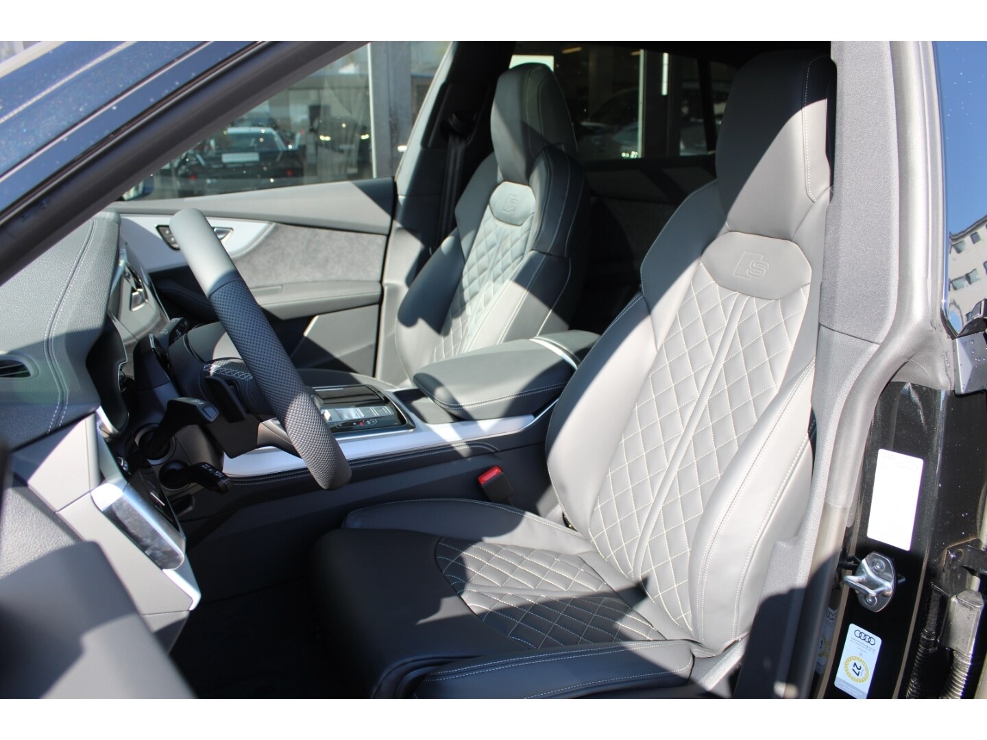 Bild über Audi Q8 SUV S line business TDI quattro 210 kW tiptronic - für weitere Informationen kontaktieren Sie den Audi Partner