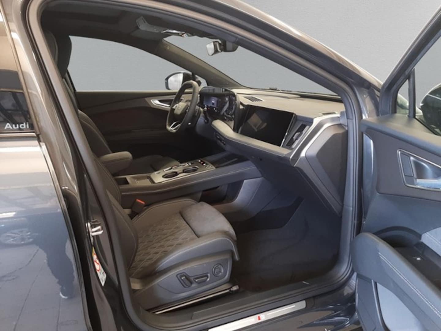 Bild über Audi Q4 SUV e-tron e-tron quattro 220 kW - für weitere Informationen kontaktieren Sie den Audi Partner