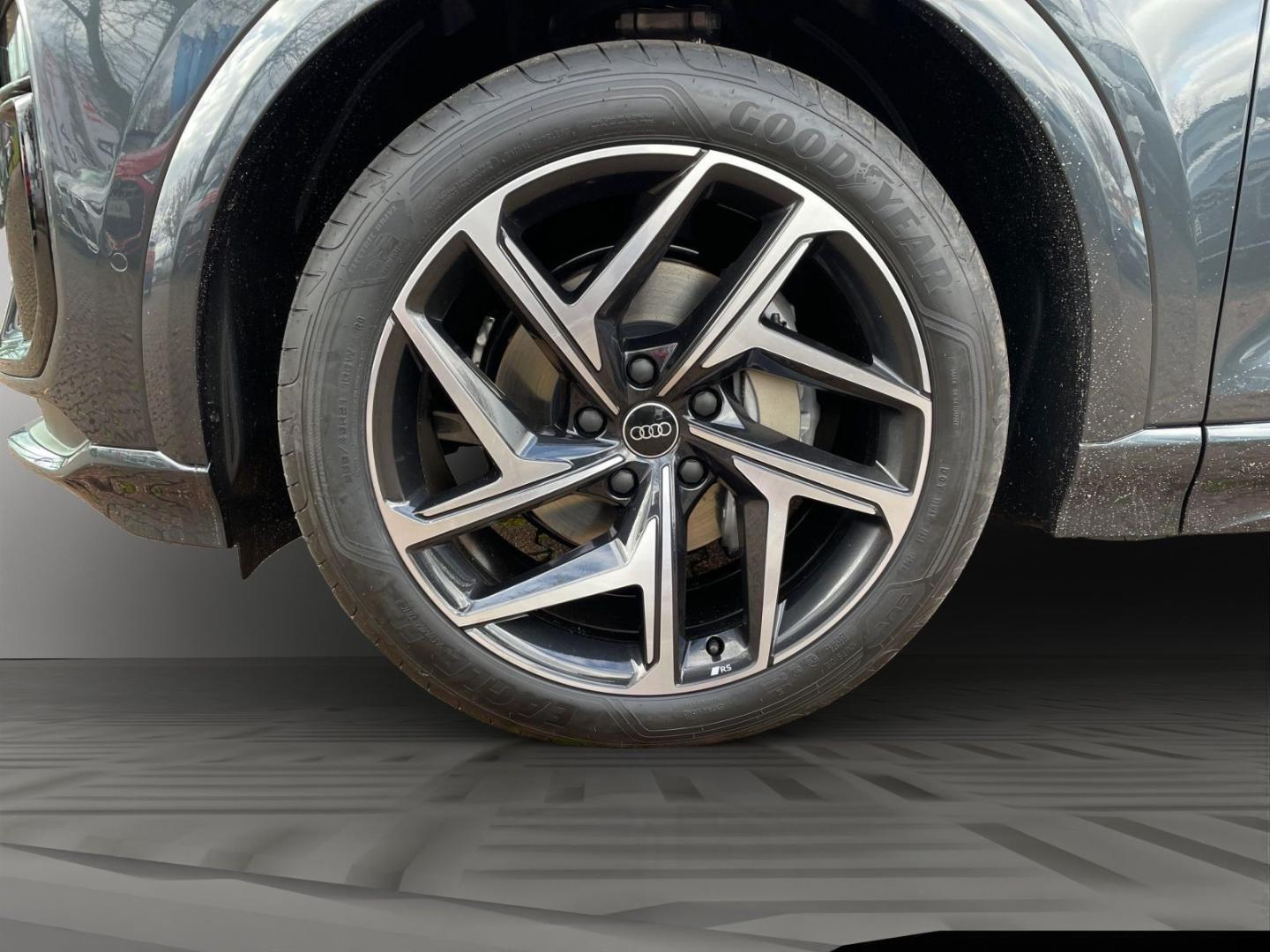 Image about Audi Q6 SUV e-tron e-tron quattro
