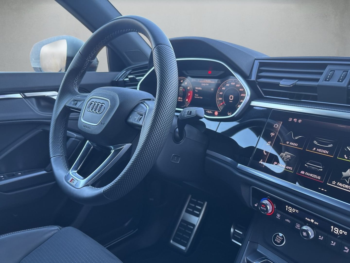 Bild über Audi Q3 S line 35 TFSI S tronic - für weitere Informationen kontaktieren Sie den Audi Partner