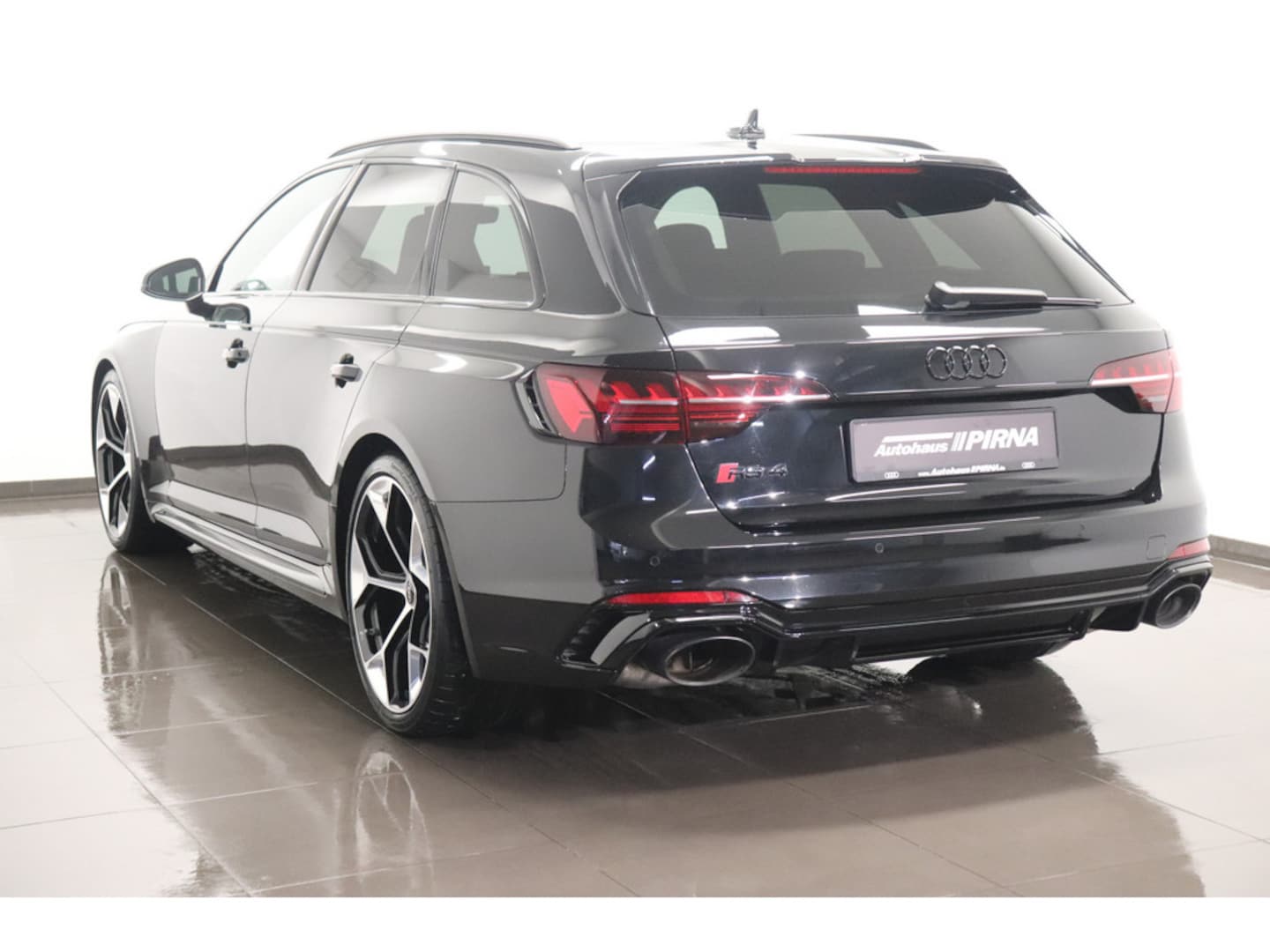 Bild über Audi RS 4 Avant TFSI quattro tiptronic - für weitere Informationen kontaktieren Sie den Audi Partner