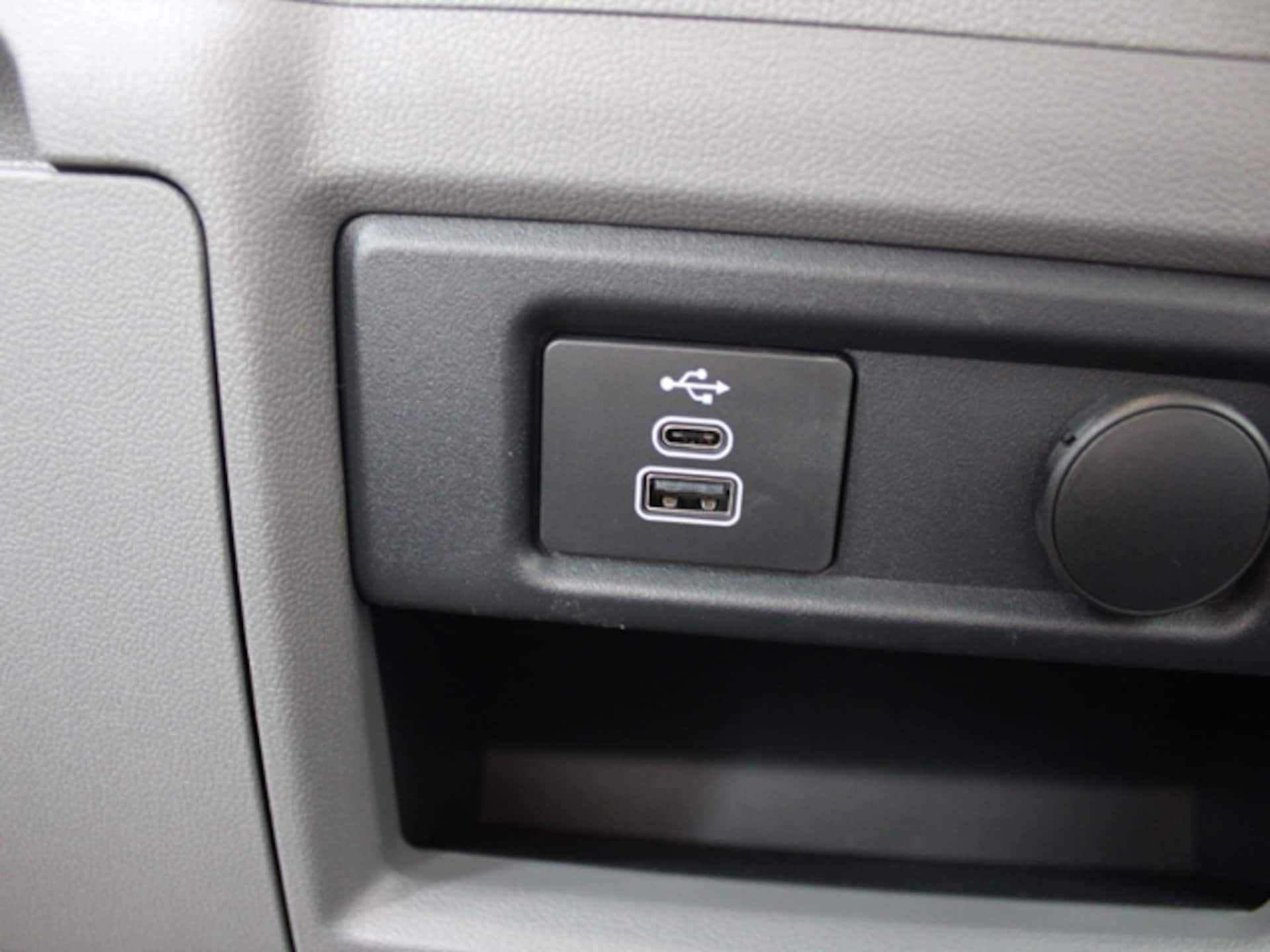 Volkswagen Transporter Kombi langer Radstand