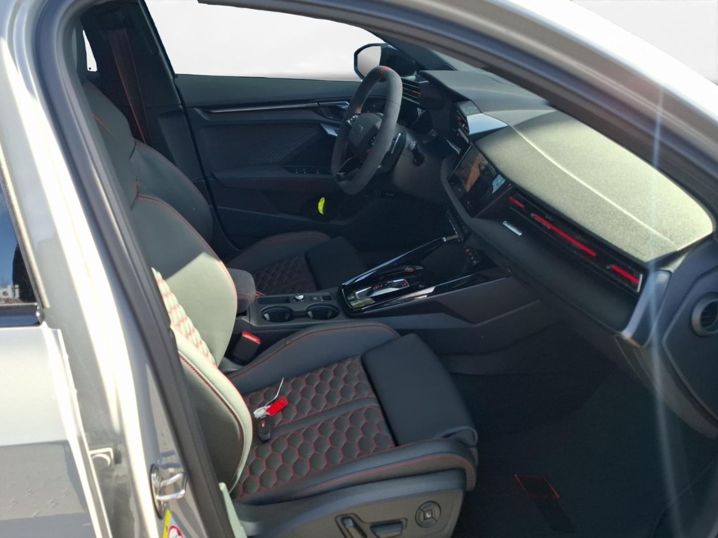 Bild über Audi RS 3 Sportback TFSI quattro 294 kW S tronic - für weitere Informationen kontaktieren Sie den Audi Partner