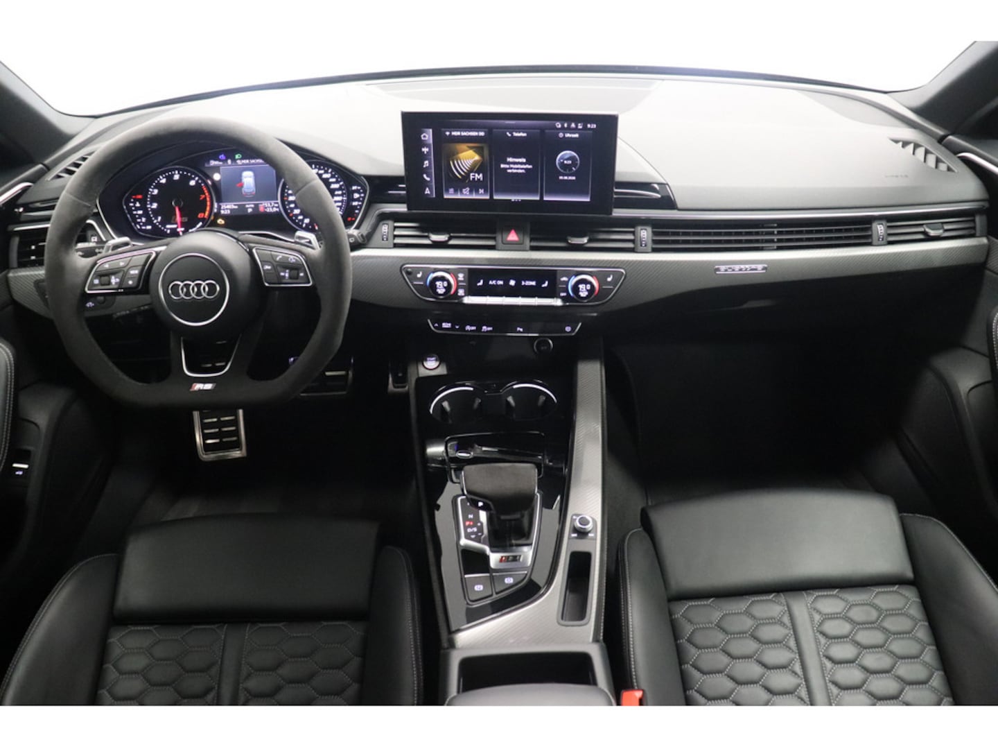 Bild über Audi RS 4 Avant TFSI quattro tiptronic - für weitere Informationen kontaktieren Sie den Audi Partner