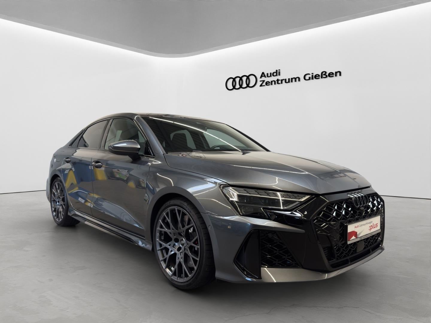 Bild über Audi RS 3 Limousine TFSI quattro S tronic - für weitere Informationen kontaktieren Sie den Audi Partner