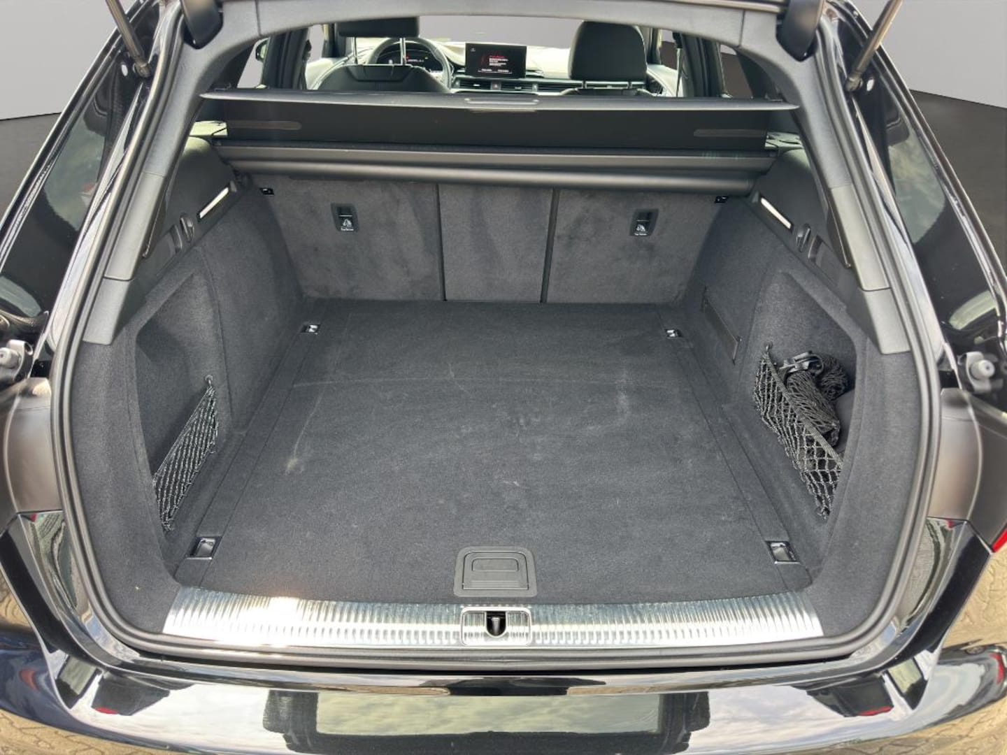Bild über Audi A4 Avant S line 35 TDI S tronic - für weitere Informationen kontaktieren Sie den Audi Partner