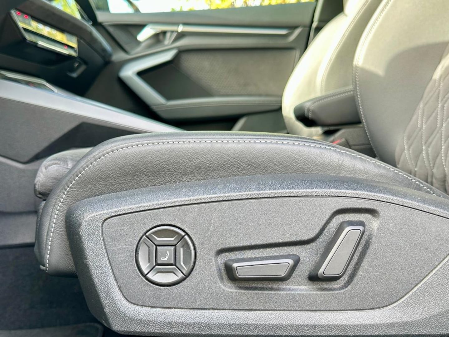 Bild über Audi S3 Limousine TFSI quattro S tronic - für weitere Informationen kontaktieren Sie den Audi Partner