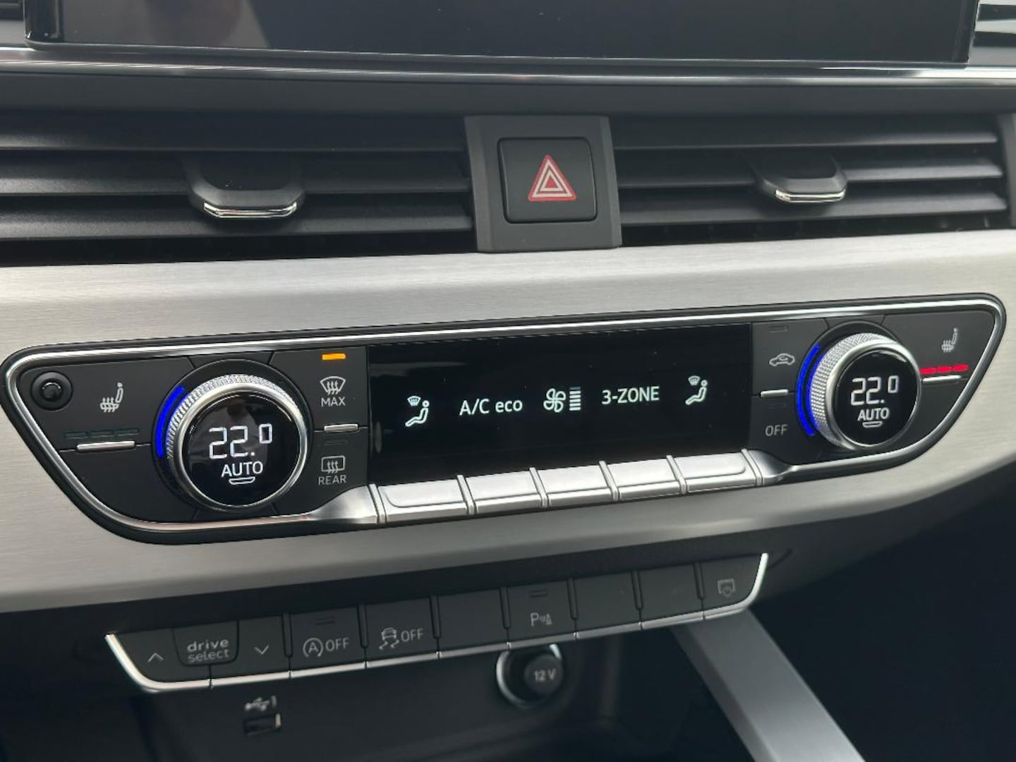 Bild über Audi A4 Avant S line 40 TFSI quattro S tronic - für weitere Informationen kontaktieren Sie den Audi Partner