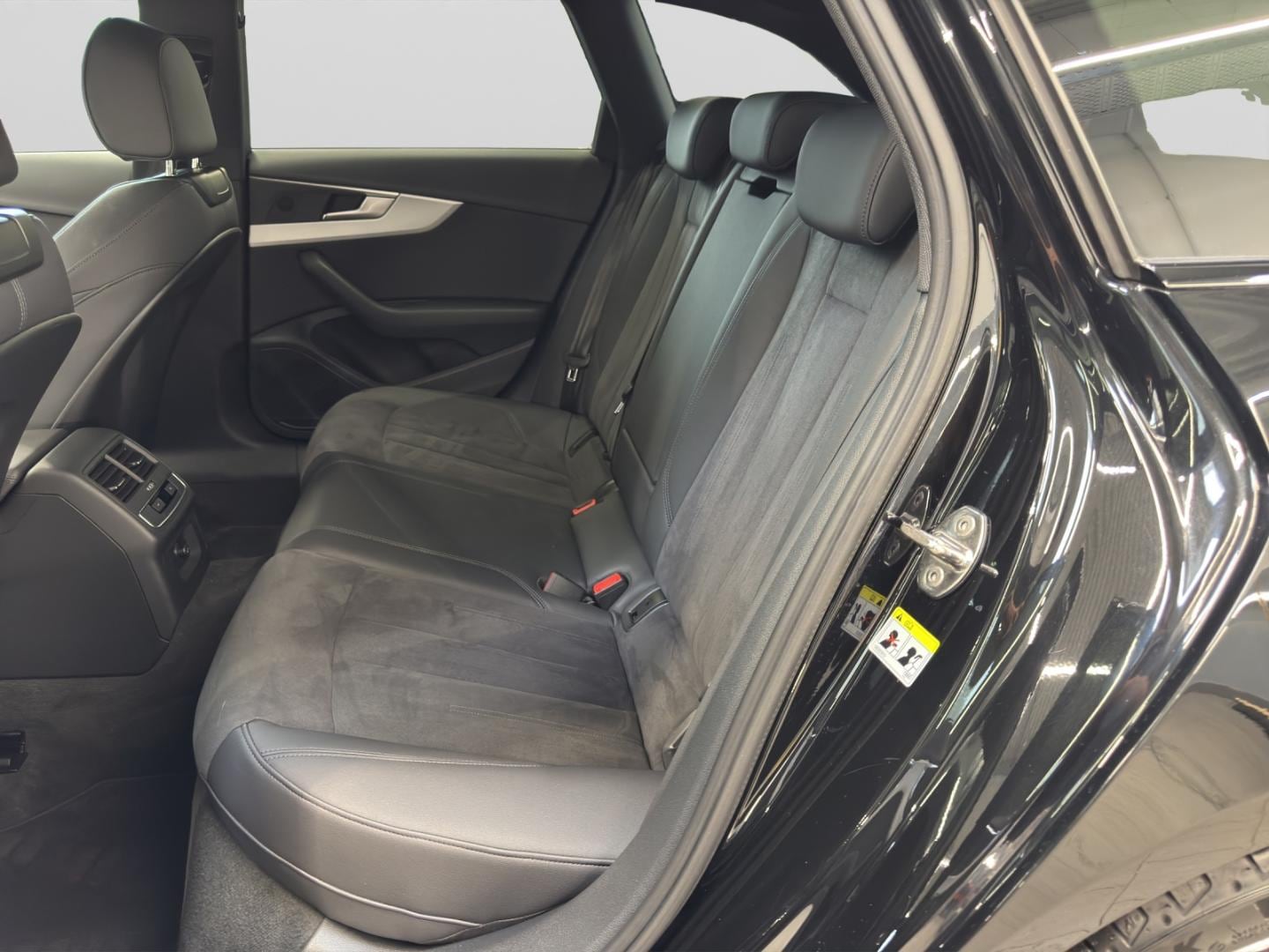 Bild über Audi A4 Avant S line 35 TDI S tronic - für weitere Informationen kontaktieren Sie den Audi Partner