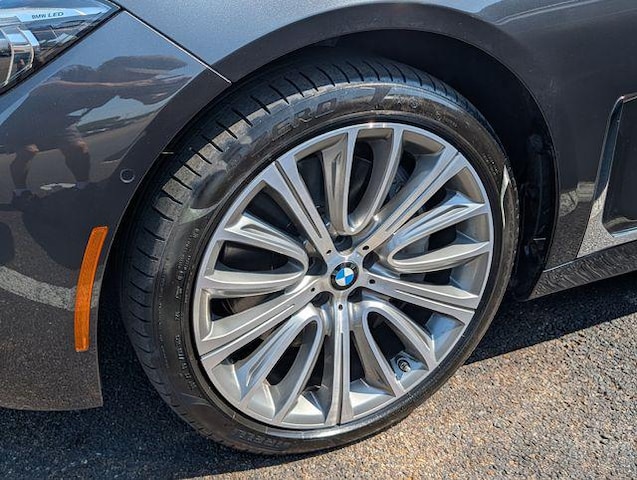 2022 BMW 750