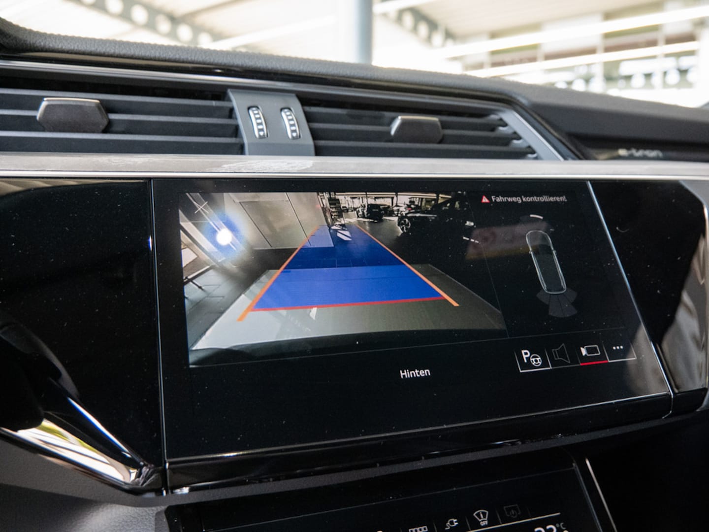 Bild über Audi Q8 e-tron S line 50 e-tron quattro - für weitere Informationen kontaktieren Sie den Audi Partner