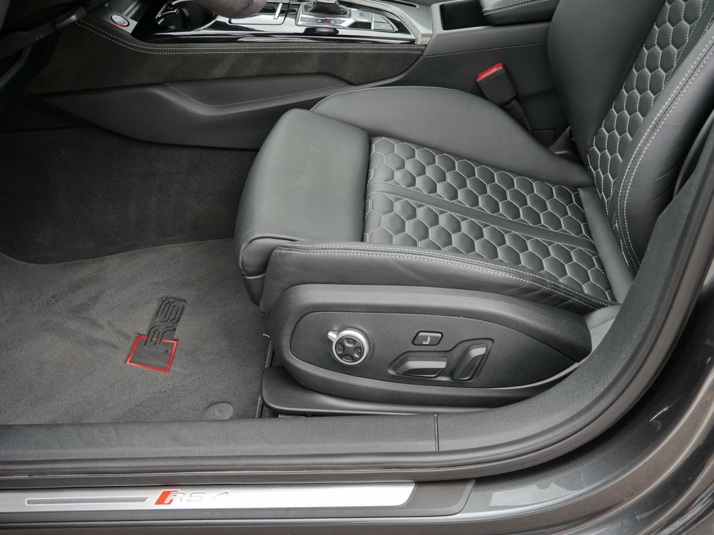 Image about Audi RS 4 Avant TFSI quattro tiptronic