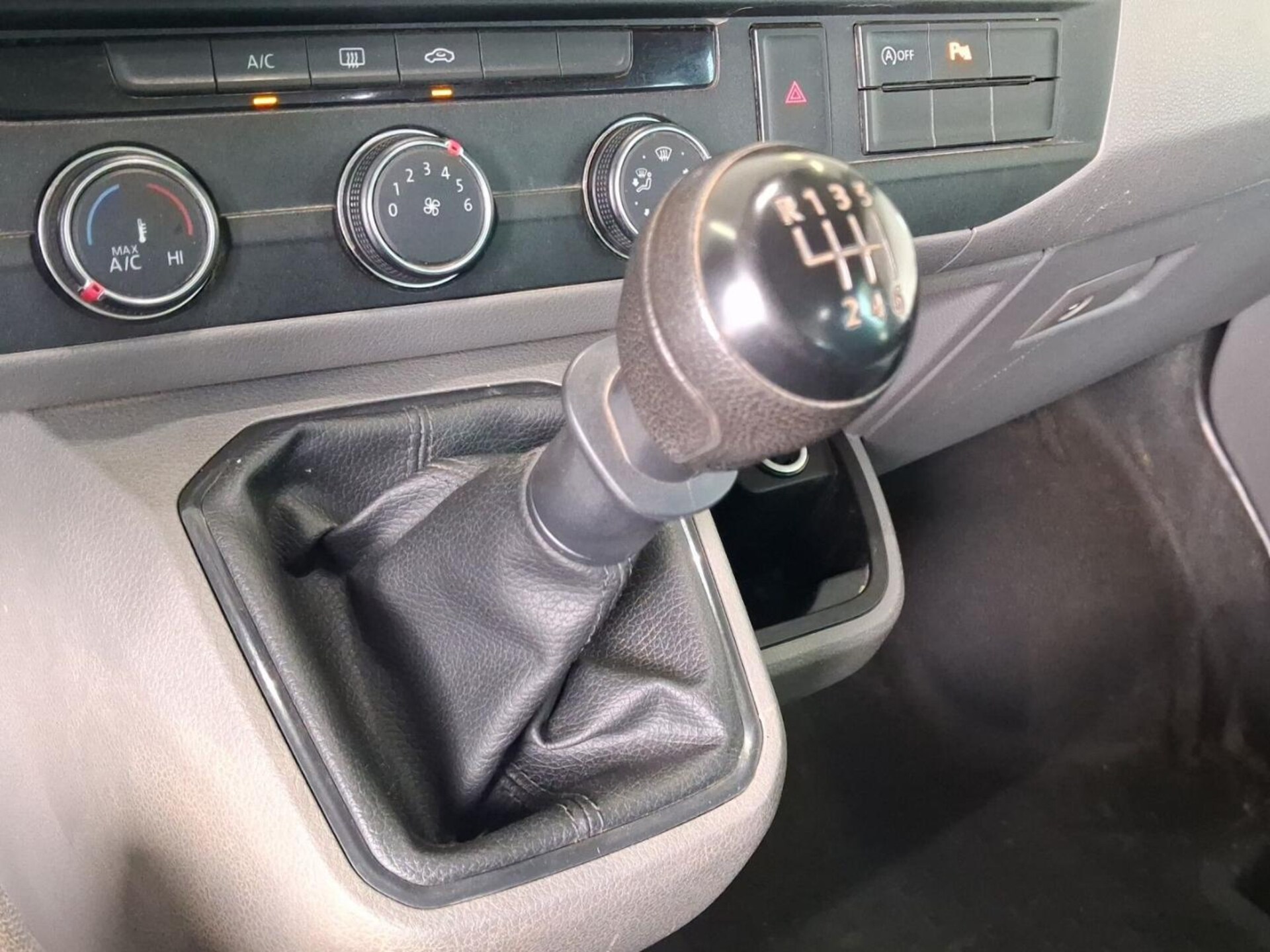 Volkswagen T6.1 Transporter Kombi langer Radstand