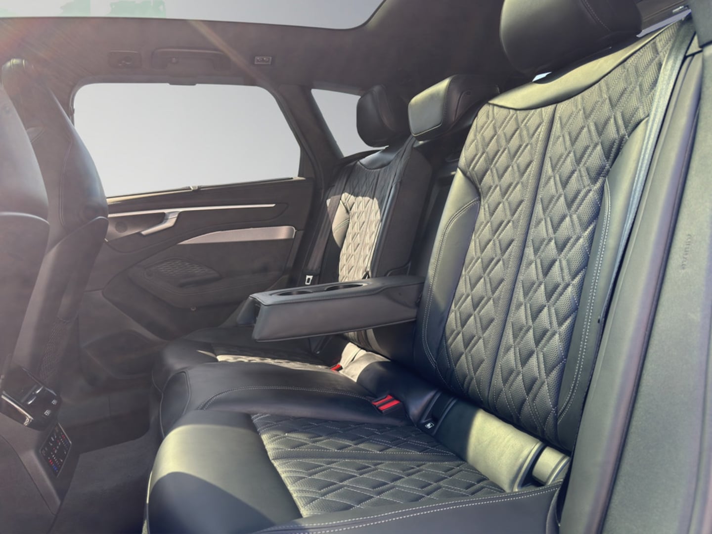 Bild über Audi A6 Avant TDI quattro 150 kW S tronic - für weitere Informationen kontaktieren Sie den Audi Partner