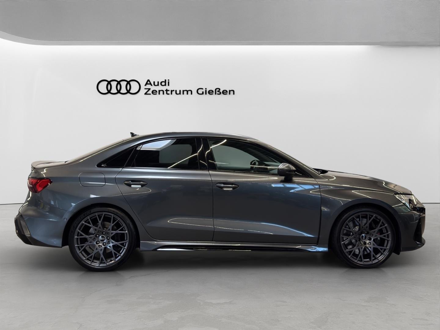 Bild über Audi RS 3 Limousine TFSI quattro S tronic - für weitere Informationen kontaktieren Sie den Audi Partner