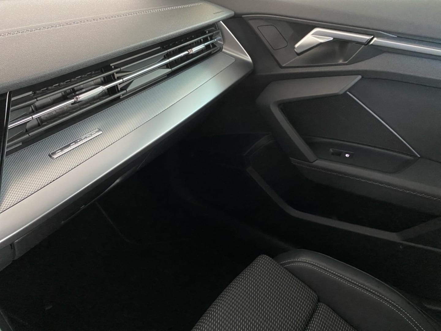 Bild über Audi S3 Limousine TFSI quattro S tronic - für weitere Informationen kontaktieren Sie den Audi Partner
