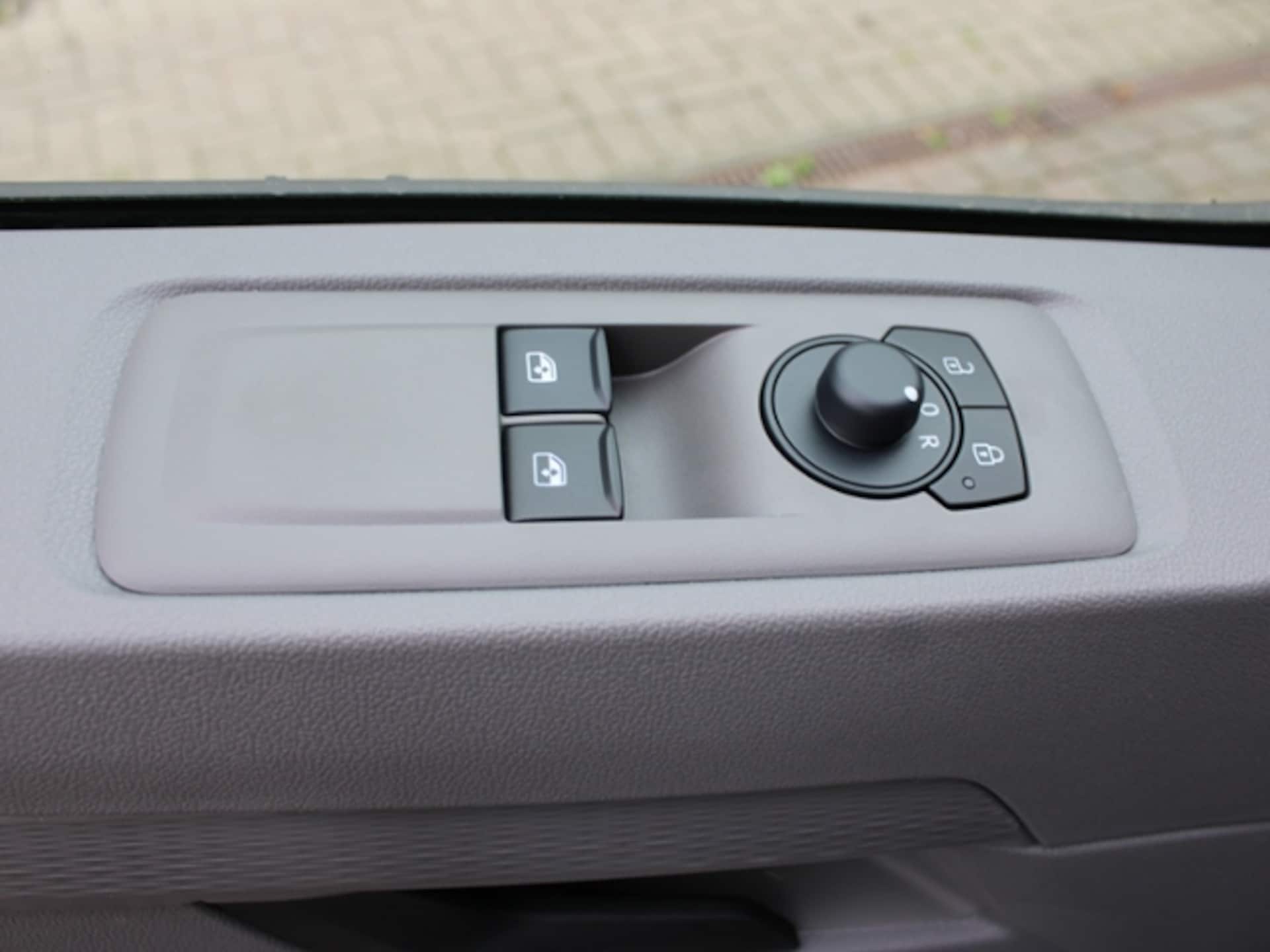 Volkswagen Transporter Kombi langer Radstand