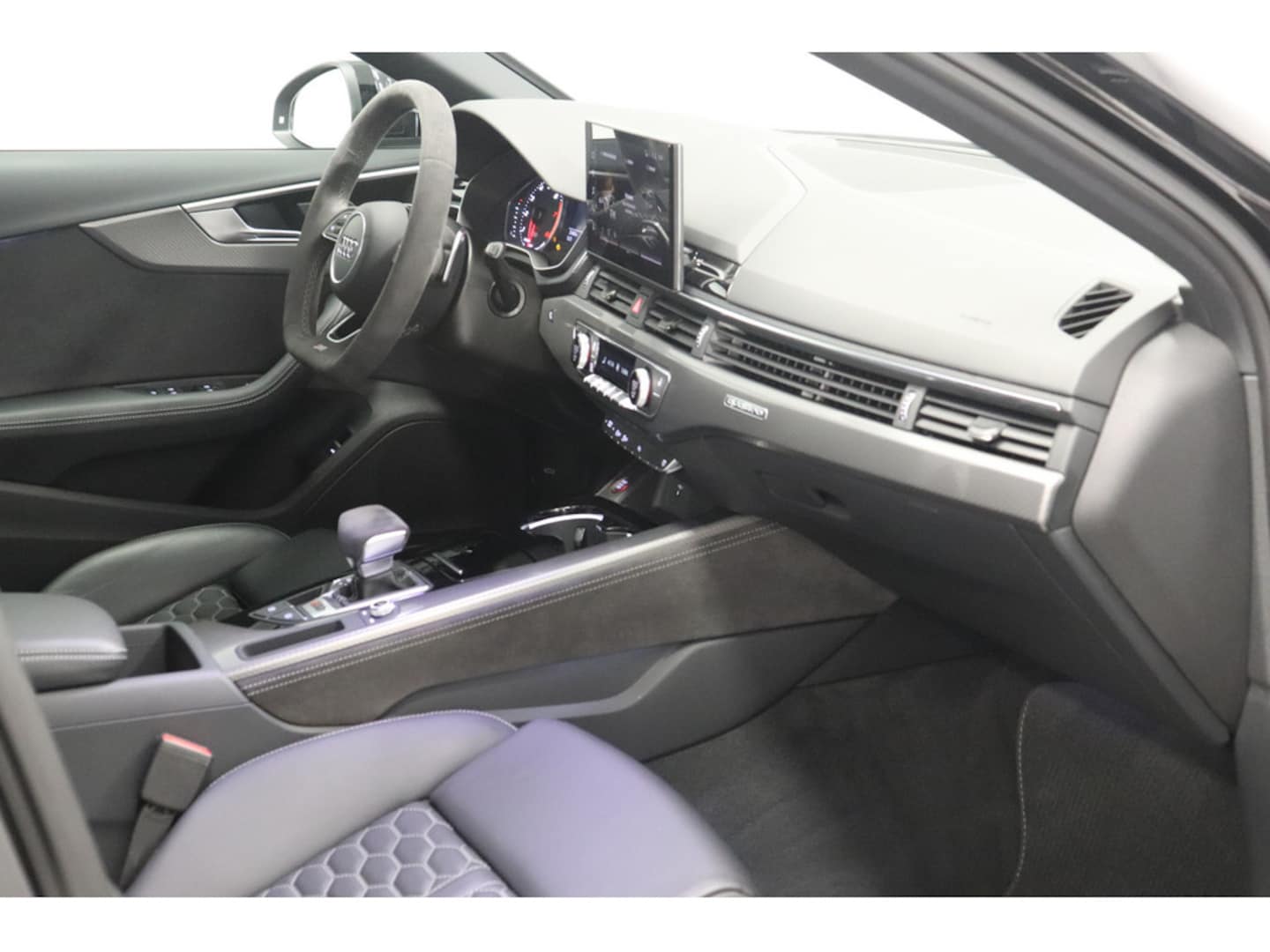 Bild über Audi RS 4 Avant TFSI quattro tiptronic - für weitere Informationen kontaktieren Sie den Audi Partner