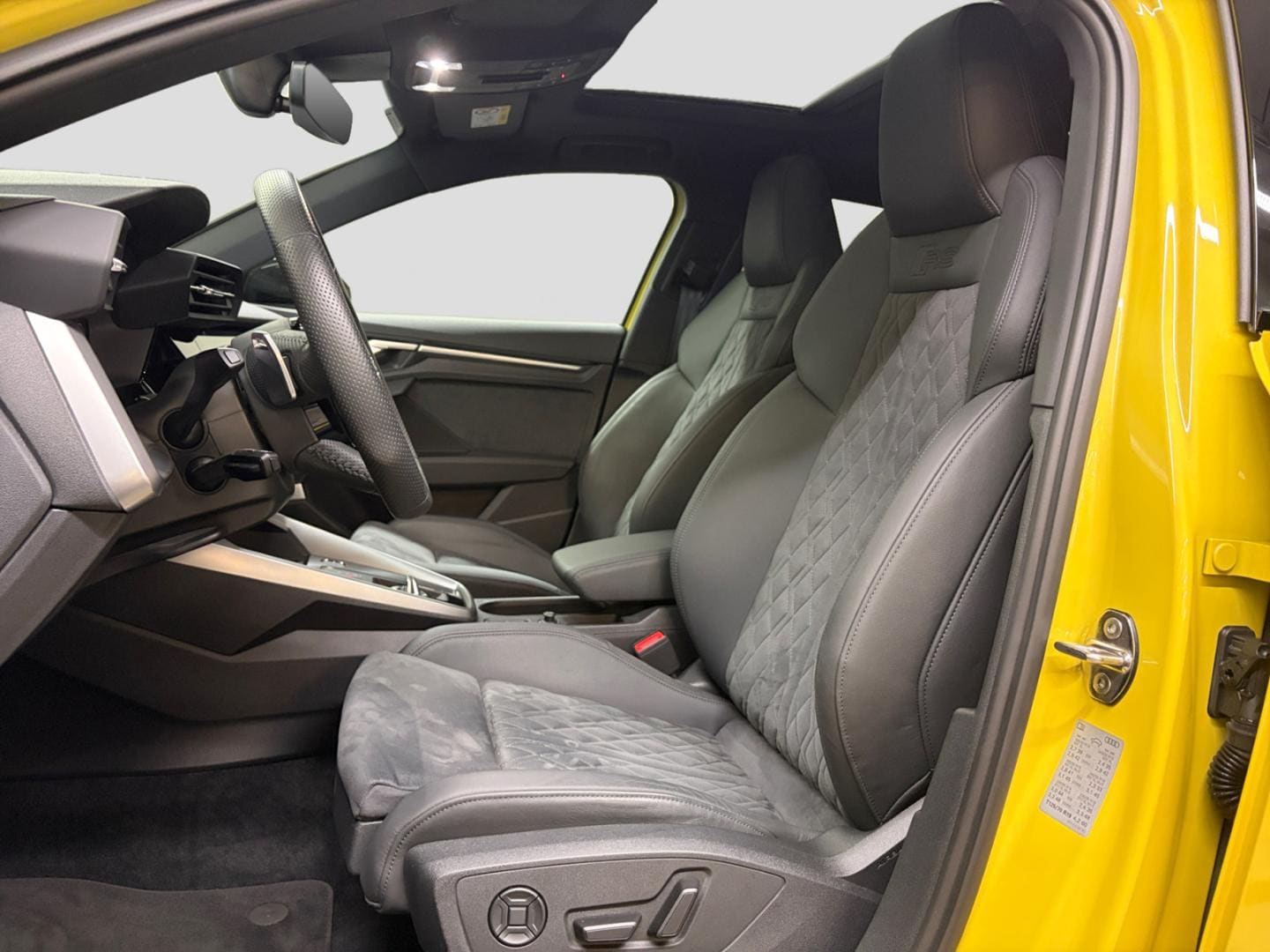 Bild über Audi RS 3 Sportback TFSI quattro S tronic - für weitere Informationen kontaktieren Sie den Audi Partner