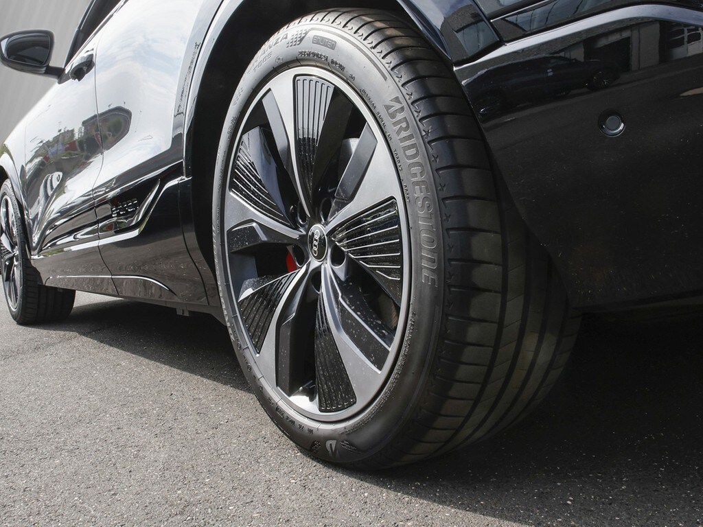 Image about Audi Q6 SUV e-tron e-tron quattro