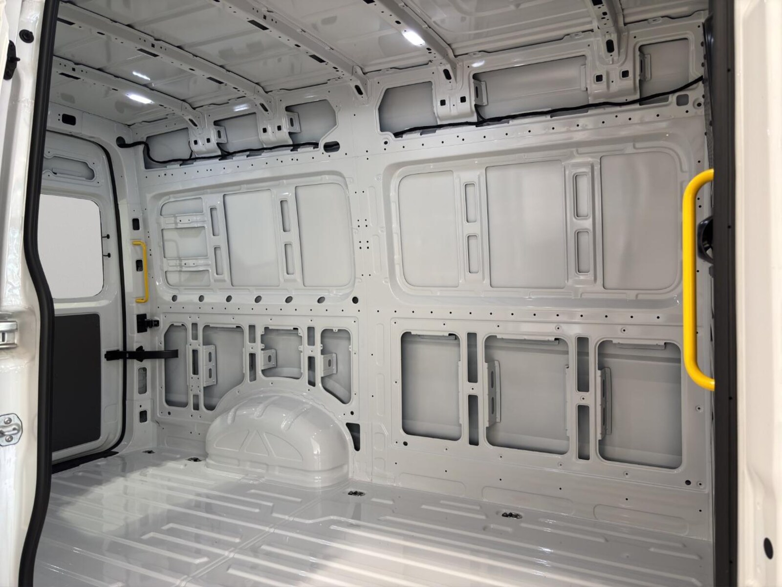 Volkswagen Crafter Kasten mittlerer Radstand – Bild 7