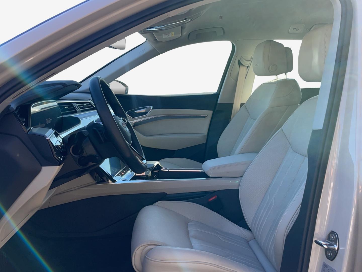 Bild über Audi e-tron Attraction 50 quattro 230,00 kW - for more details contact your dealer