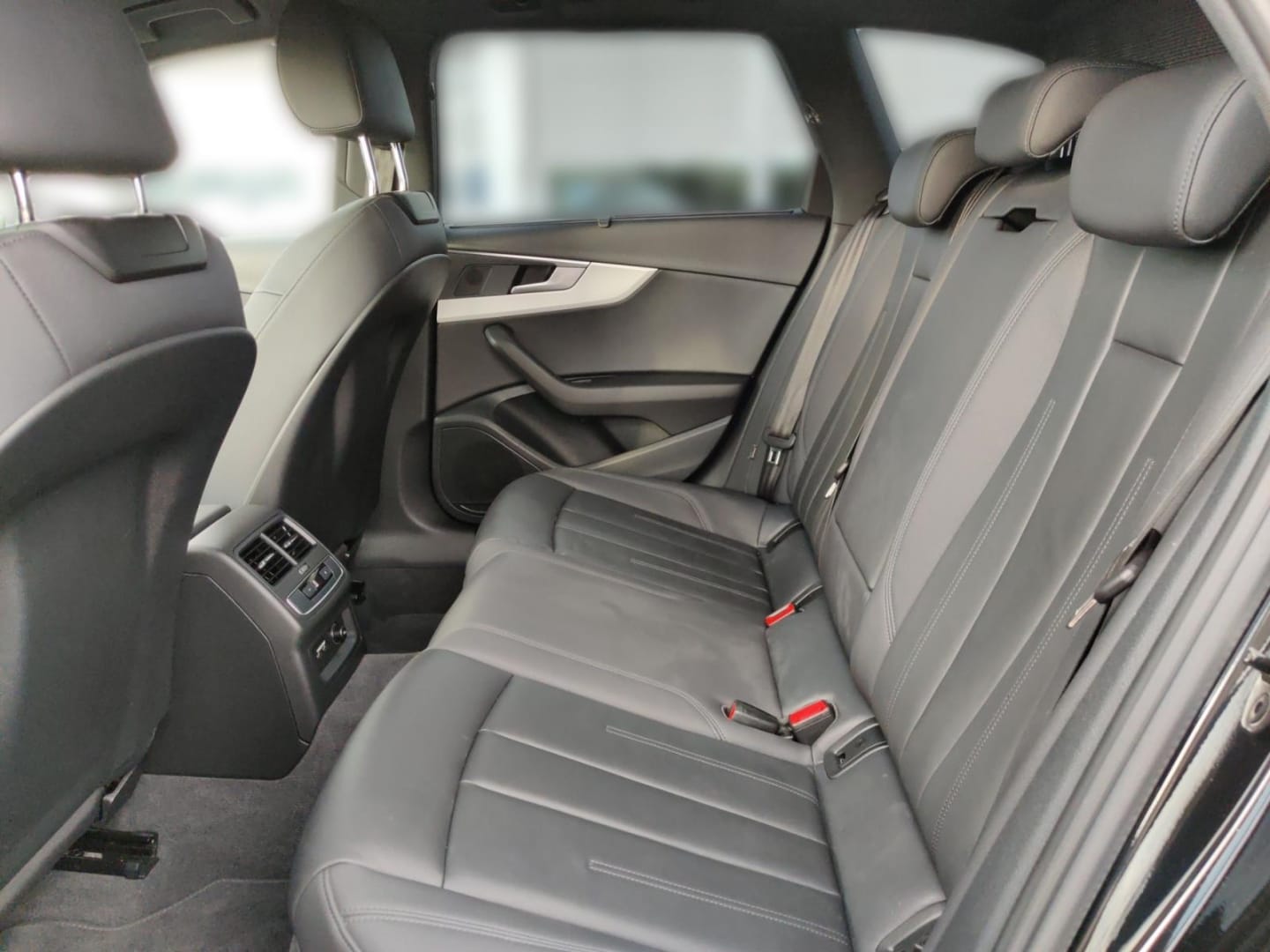 Bild über Audi A4 Avant S line 35 TFSI S tronic - für weitere Informationen kontaktieren Sie den Audi Partner