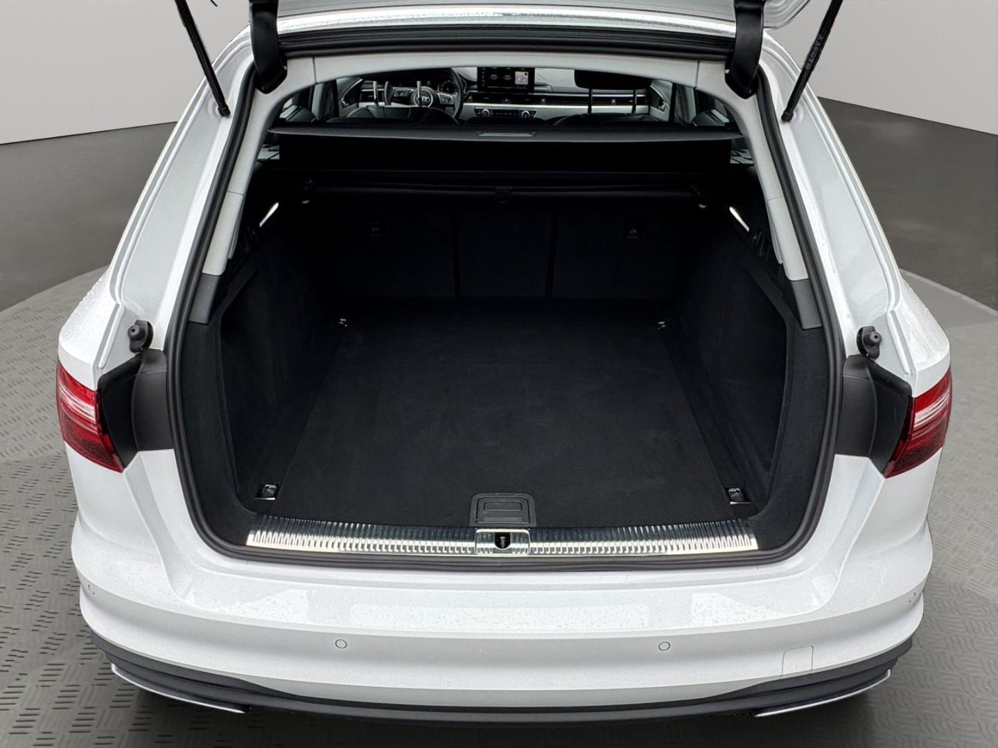Bild über Audi A4 Avant 30 TDI S tronic - für weitere Informationen kontaktieren Sie den Audi Partner