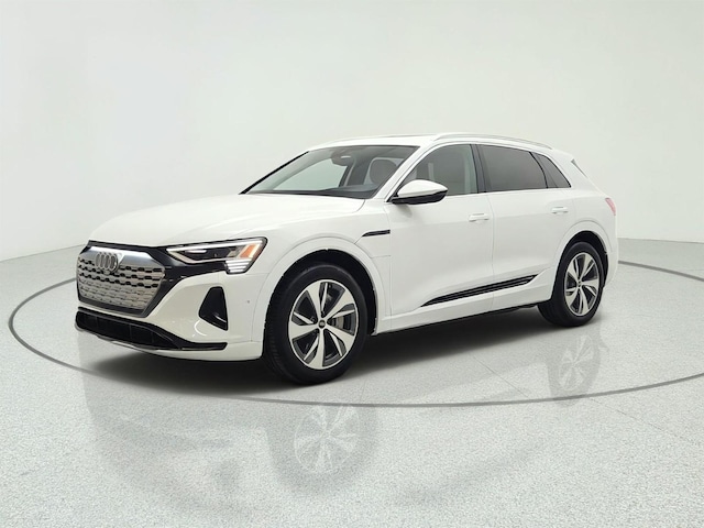 Photo of 2024 Audi Q8 e-tron