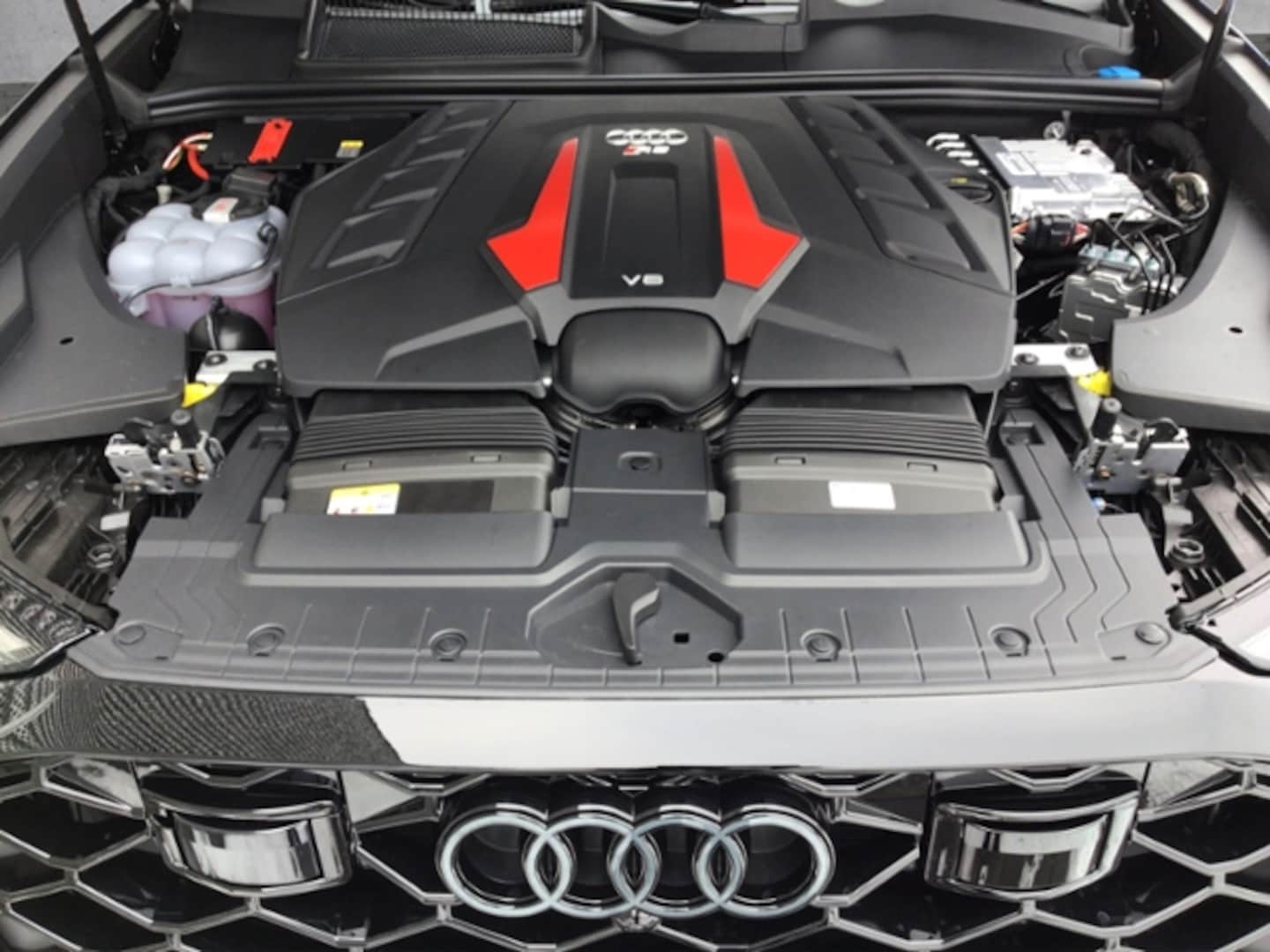 Bild über Audi RS Q8 SUV TFSI quattro 471 kW tiptronic - für weitere Informationen kontaktieren Sie den Audi Partner