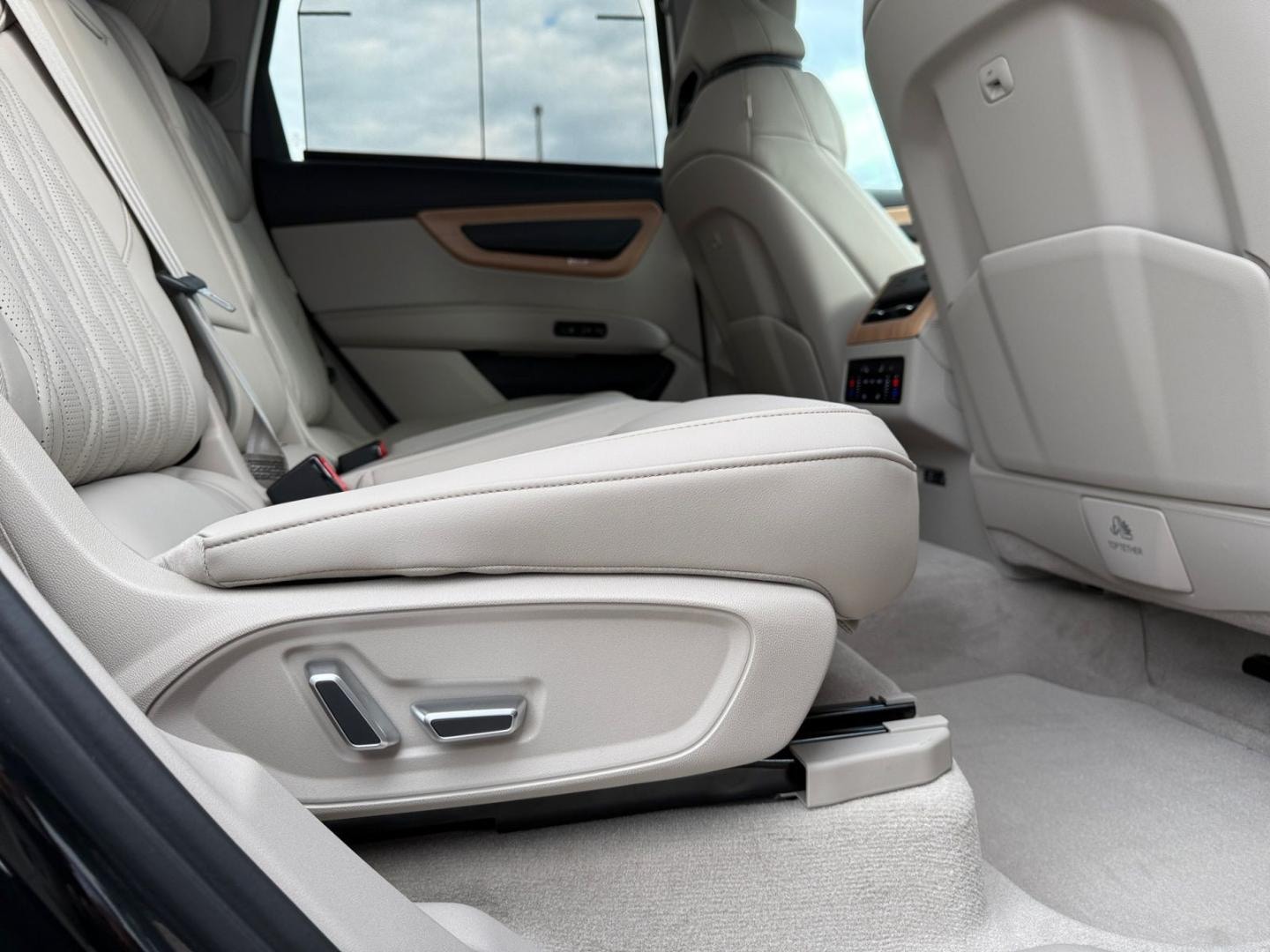 Bild über Audi Q7 SUV TDI quattro 220 kW tiptronic - für weitere Informationen kontaktieren Sie den Audi Partner