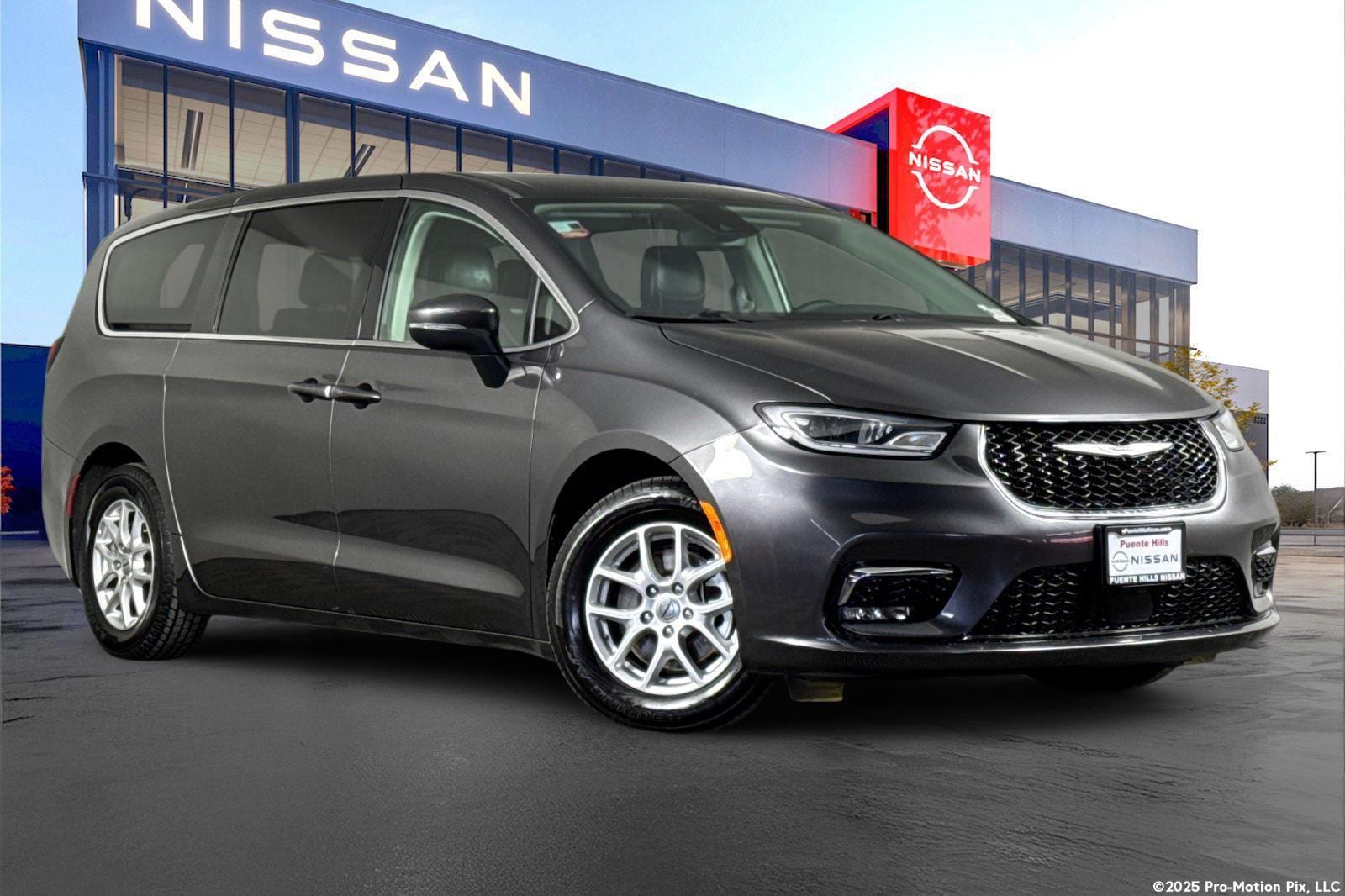 2023 Chrysler Pacifica Touring L's photo