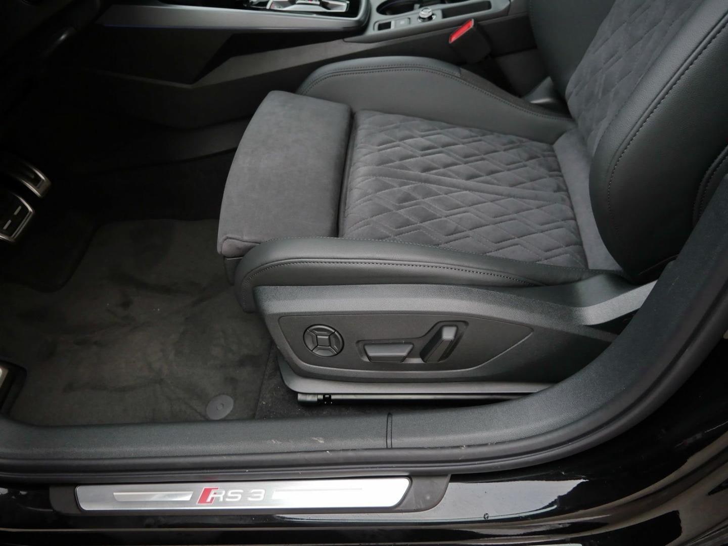 Bild über Audi RS 3 Limousine TFSI quattro 294 kW S tronic - für weitere Informationen kontaktieren Sie den Audi Partner