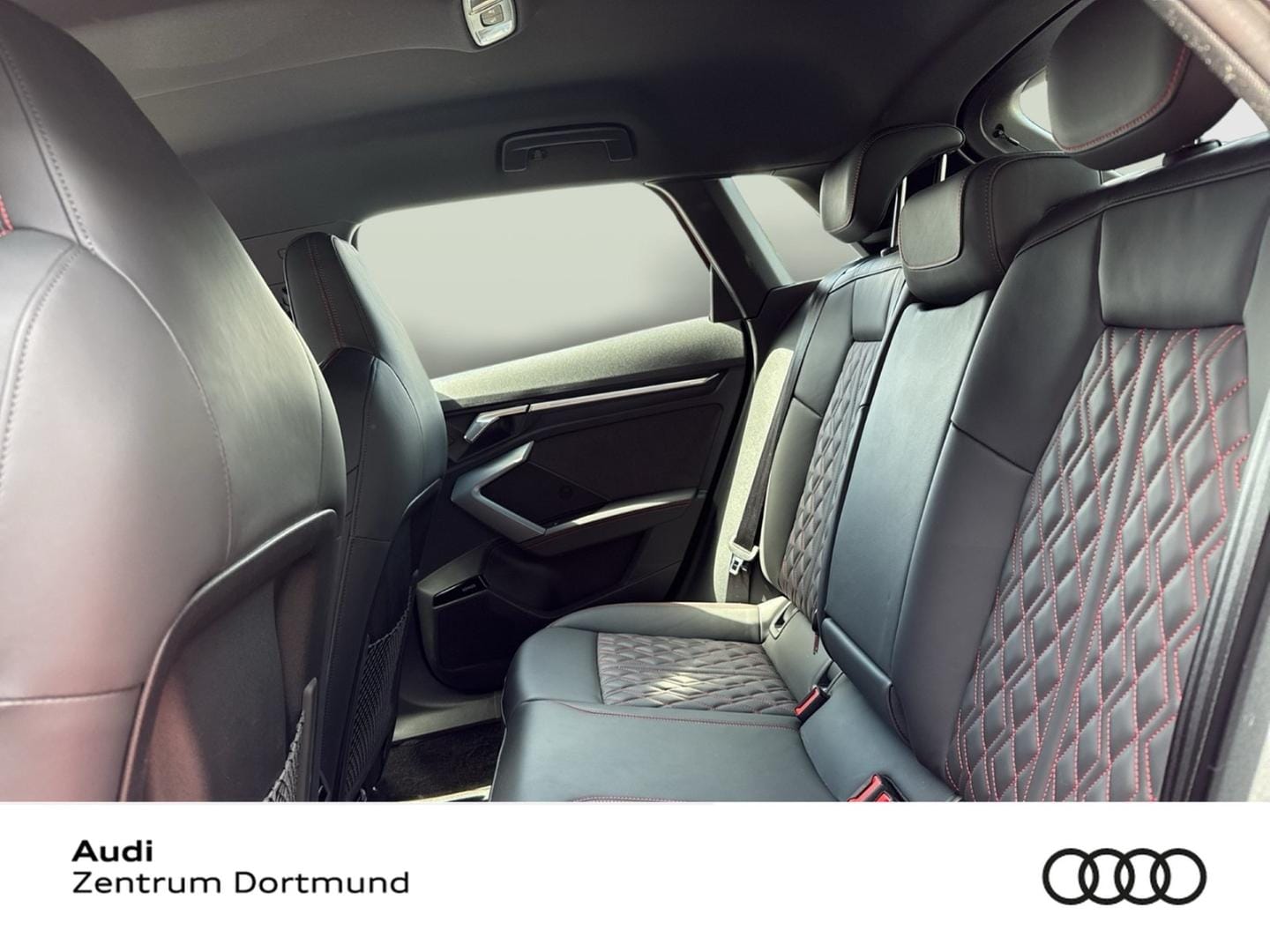 Bild über Audi S3 Sportback TFSI quattro S tronic - für weitere Informationen kontaktieren Sie den Audi Partner