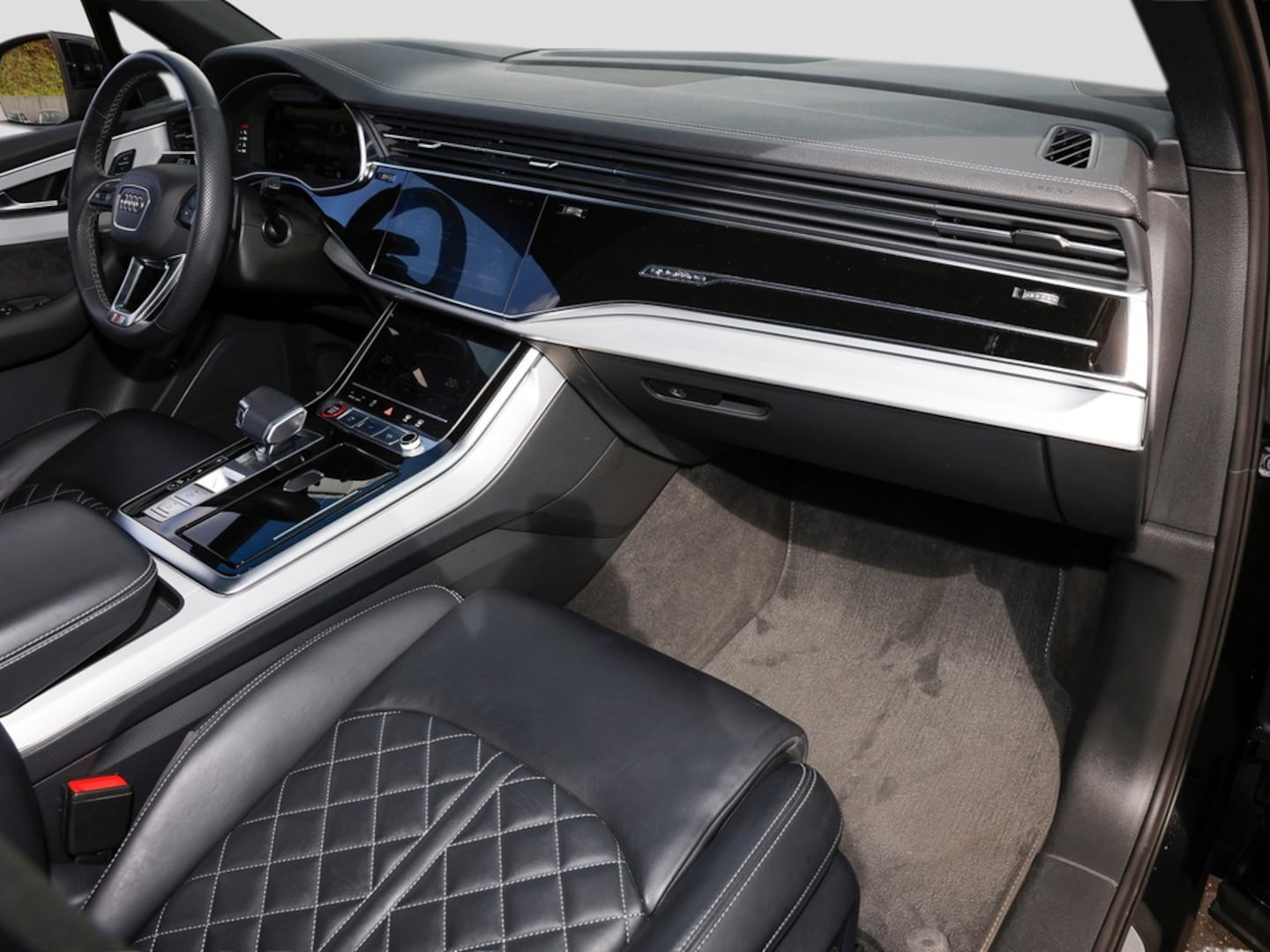 Bild über Audi SQ7 competition plus TFSI quattro tiptronic - für weitere Informationen kontaktieren Sie den Audi Partner