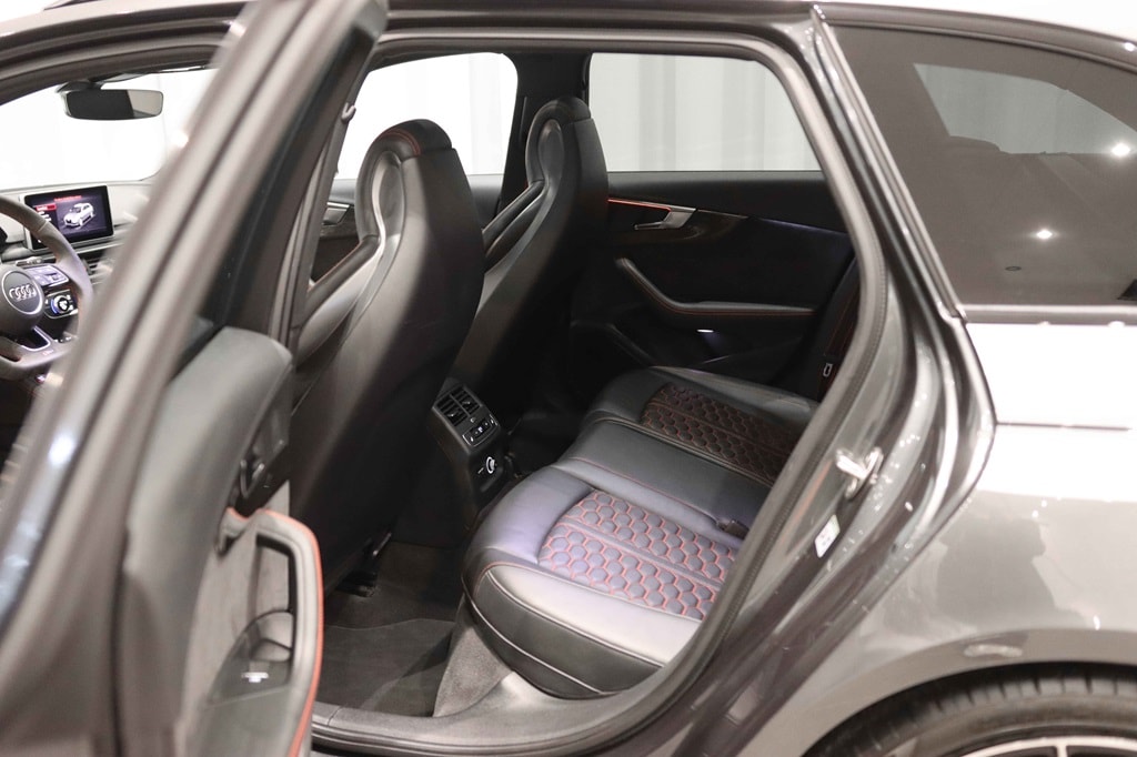 Bild som visar Audi RS 4 Avant RS 4 Avant 2.9 TFSI quattro 450 hk tiptronic - för mer information kontakta din Audi Partner