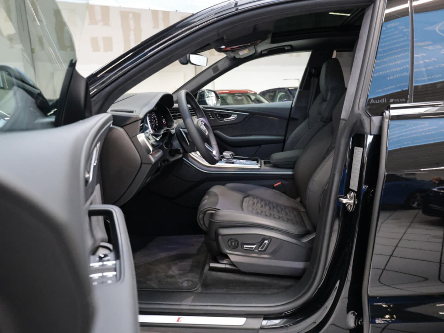 Bild über Audi RS Q8 SUV TFSI quattro 471 kW tiptronic - für weitere Informationen kontaktieren Sie den Audi Partner