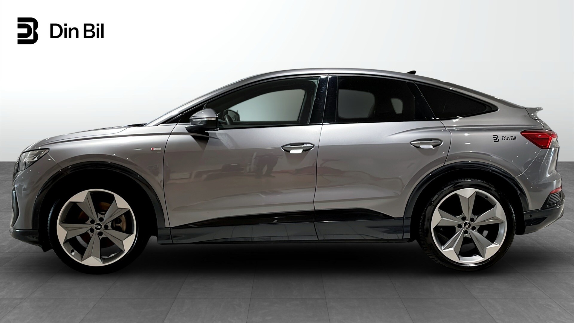 Bild som visar&nbsp;Audi Q4 Sportback e-tron&nbsp;Q4 Sportback 55 e-tron quattro S line 250,00 kW - för mer information kontakta din Audi Partner