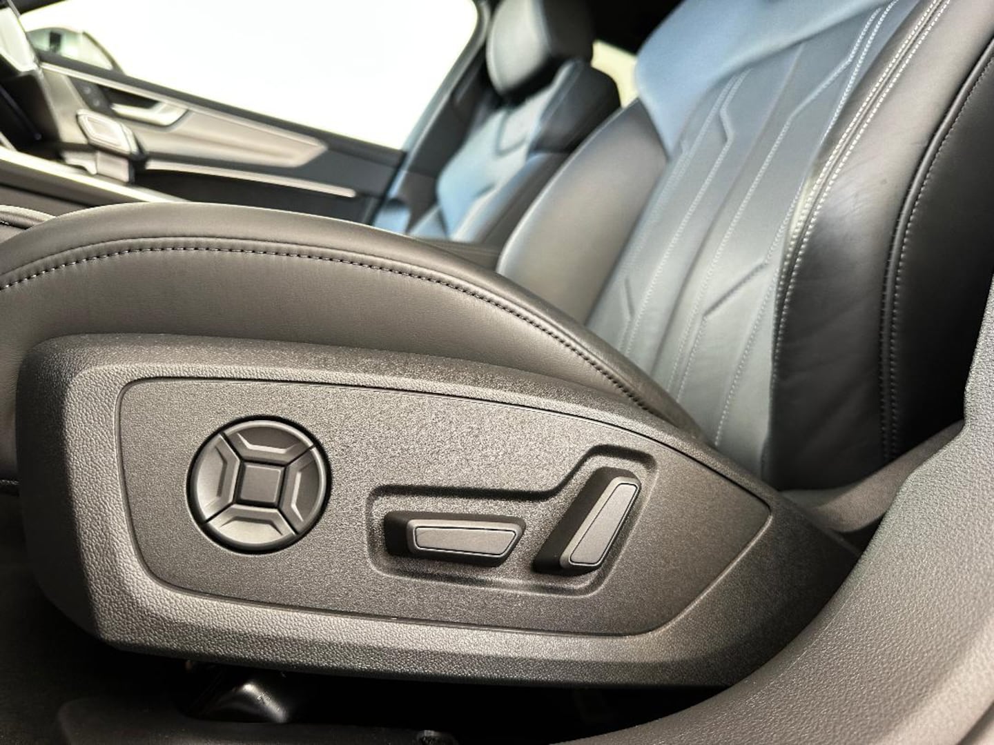 Bild über Audi S6 Avant TDI quattro tiptronic - für weitere Informationen kontaktieren Sie den Audi Partner