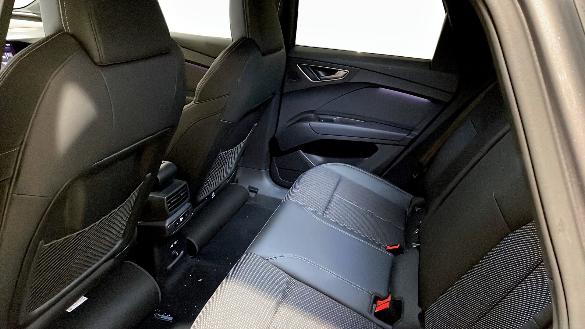 Bild som visar&nbsp;Audi Q4 Sportback e-tron&nbsp;Q4 Sportback 55 e-tron quattro S line 250,00 kW - för mer information kontakta din Audi Partner