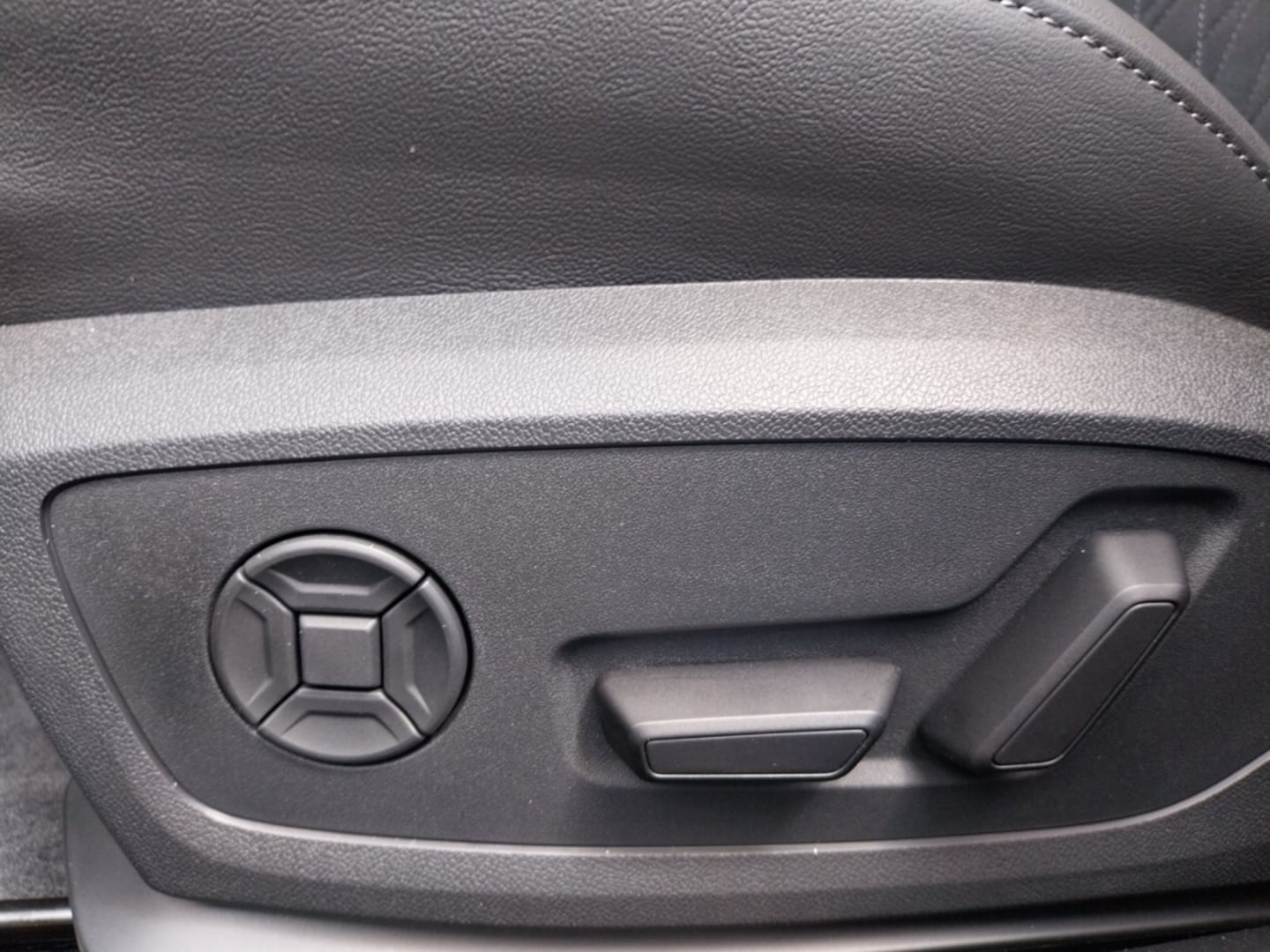 Bild über Audi A6 Avant TDI quattro 150 kW S tronic - für weitere Informationen kontaktieren Sie den Audi Partner