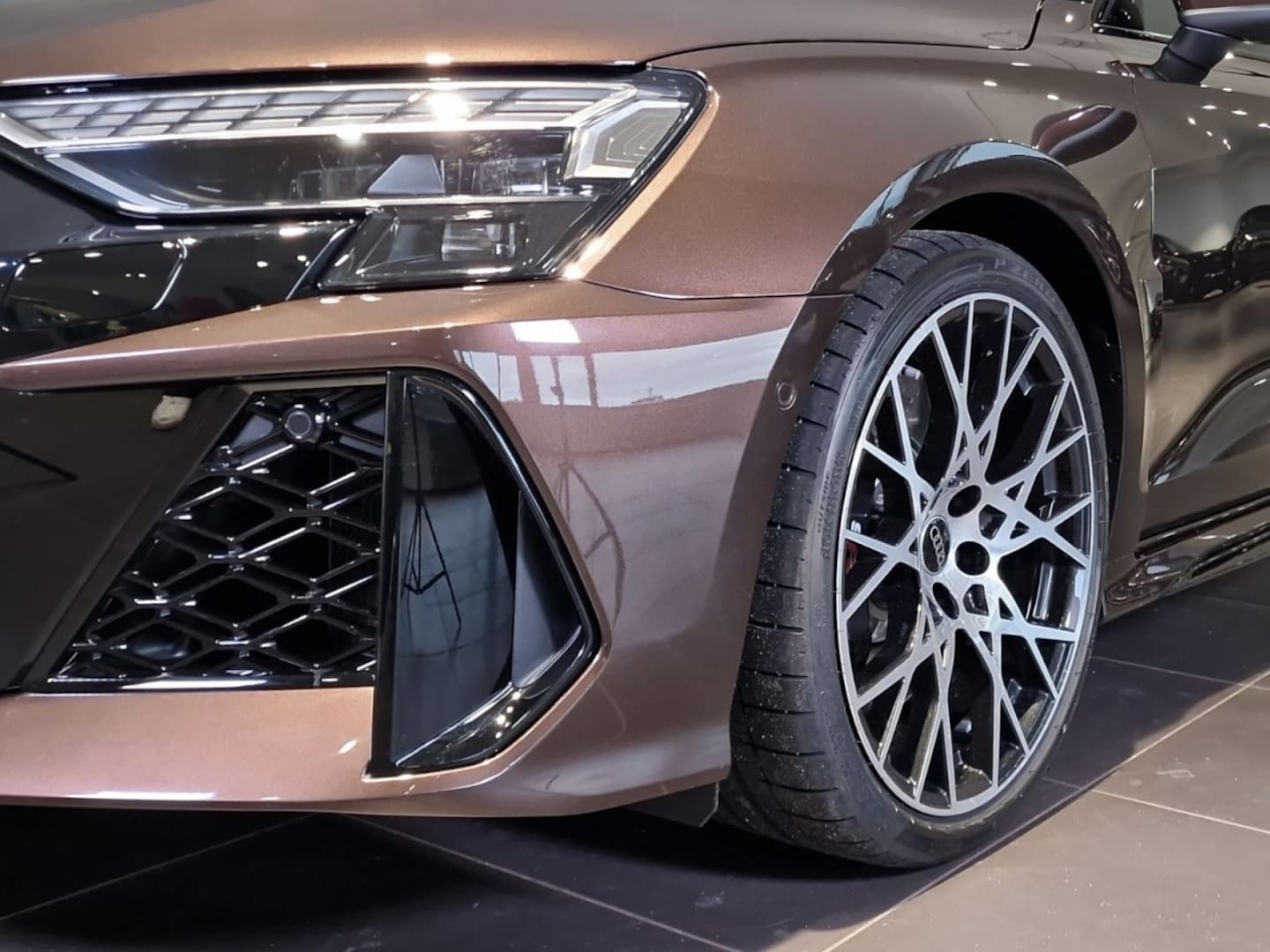 Bild über Audi RS 3 Limousine TFSI quattro S tronic - für weitere Informationen kontaktieren Sie den Audi Partner